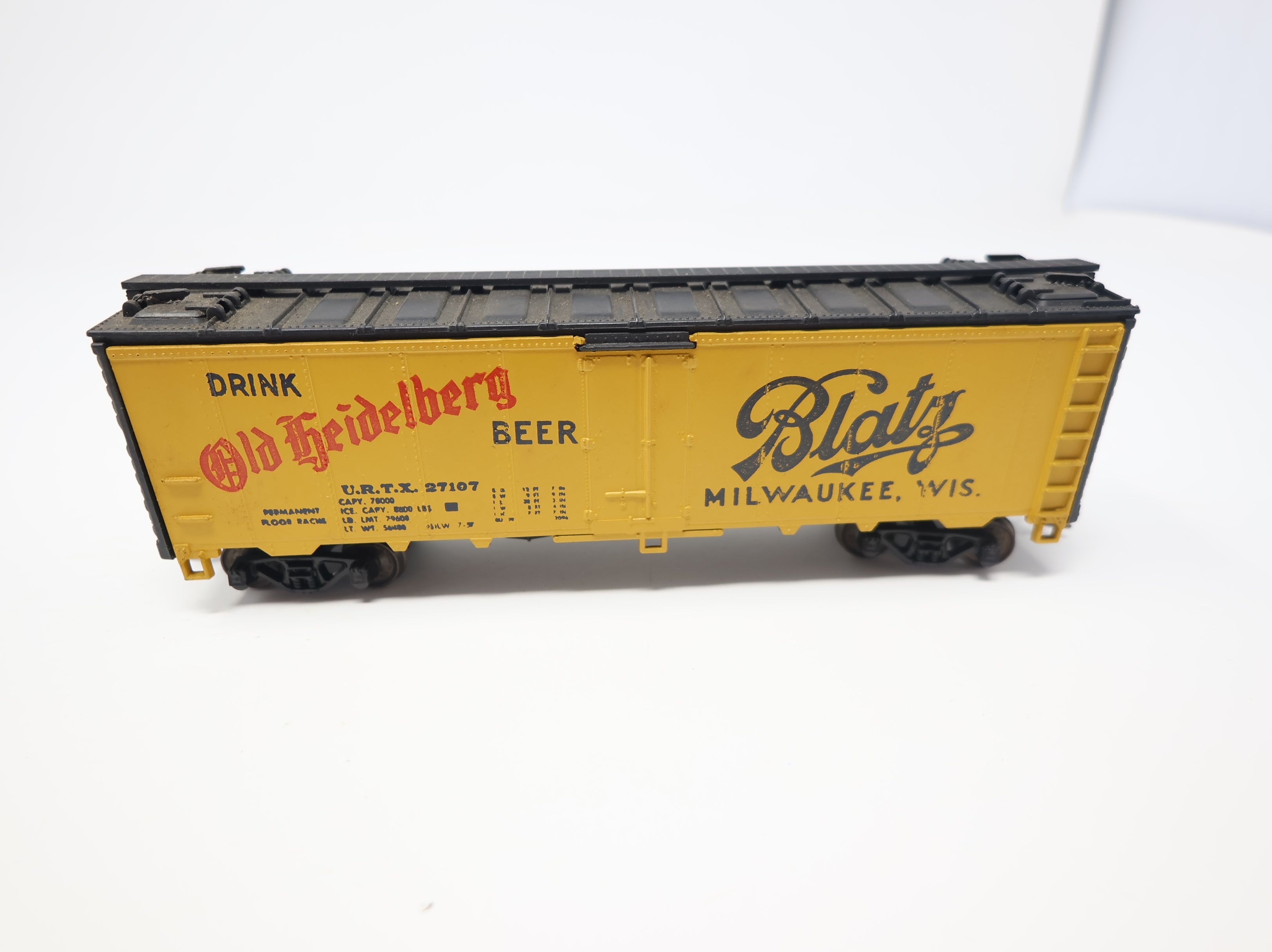 USED Athearn HO Scale 40' Reefer Box Car Blatz Old Heidelberg Beer URTX #27107