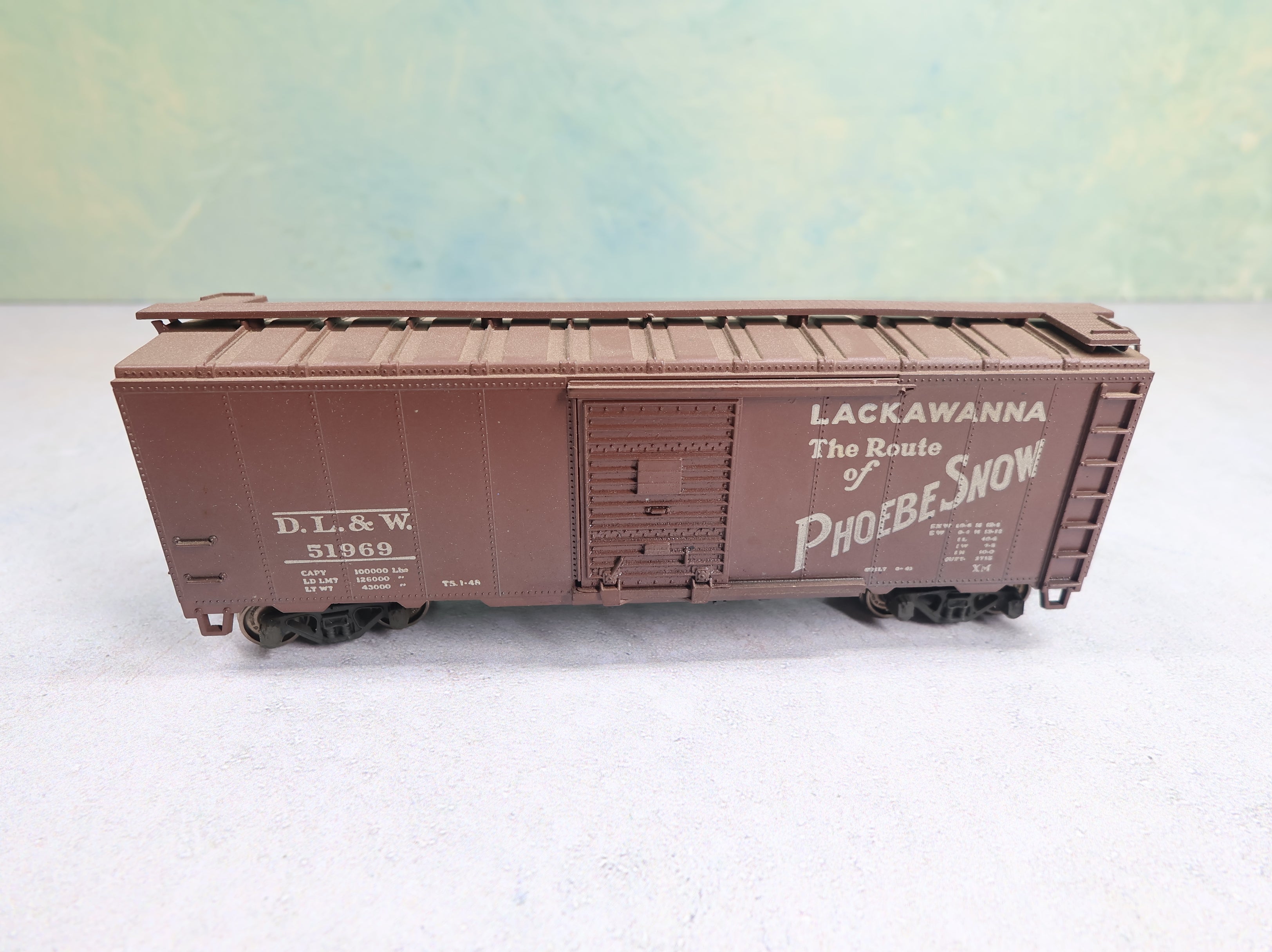 USED Athearn HO Scale 40' Box Car Weathered DL&W #51969 Weathered