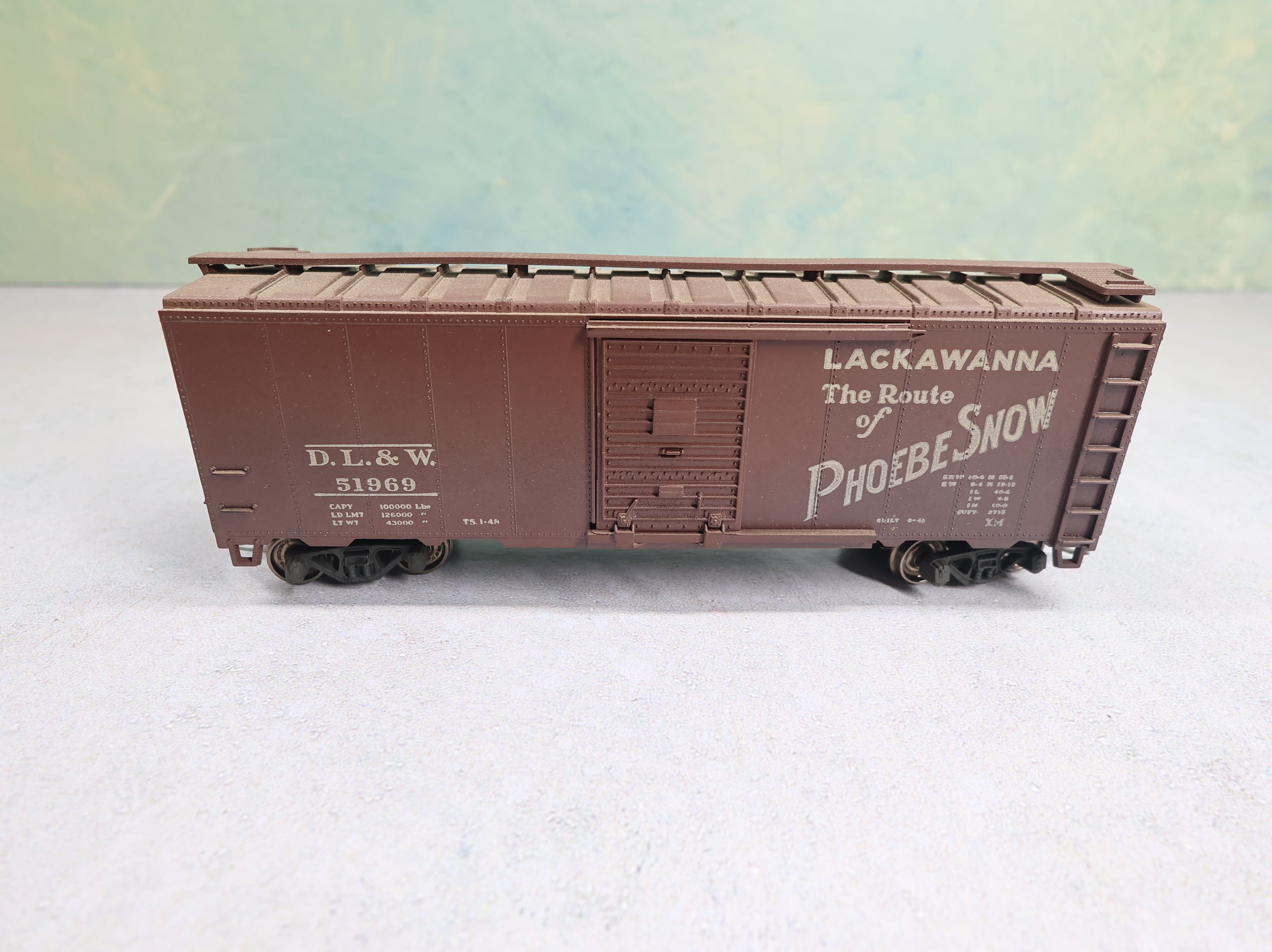 USED Athearn HO Scale 40' Box Car Weathered DL&W #51969 Weathered