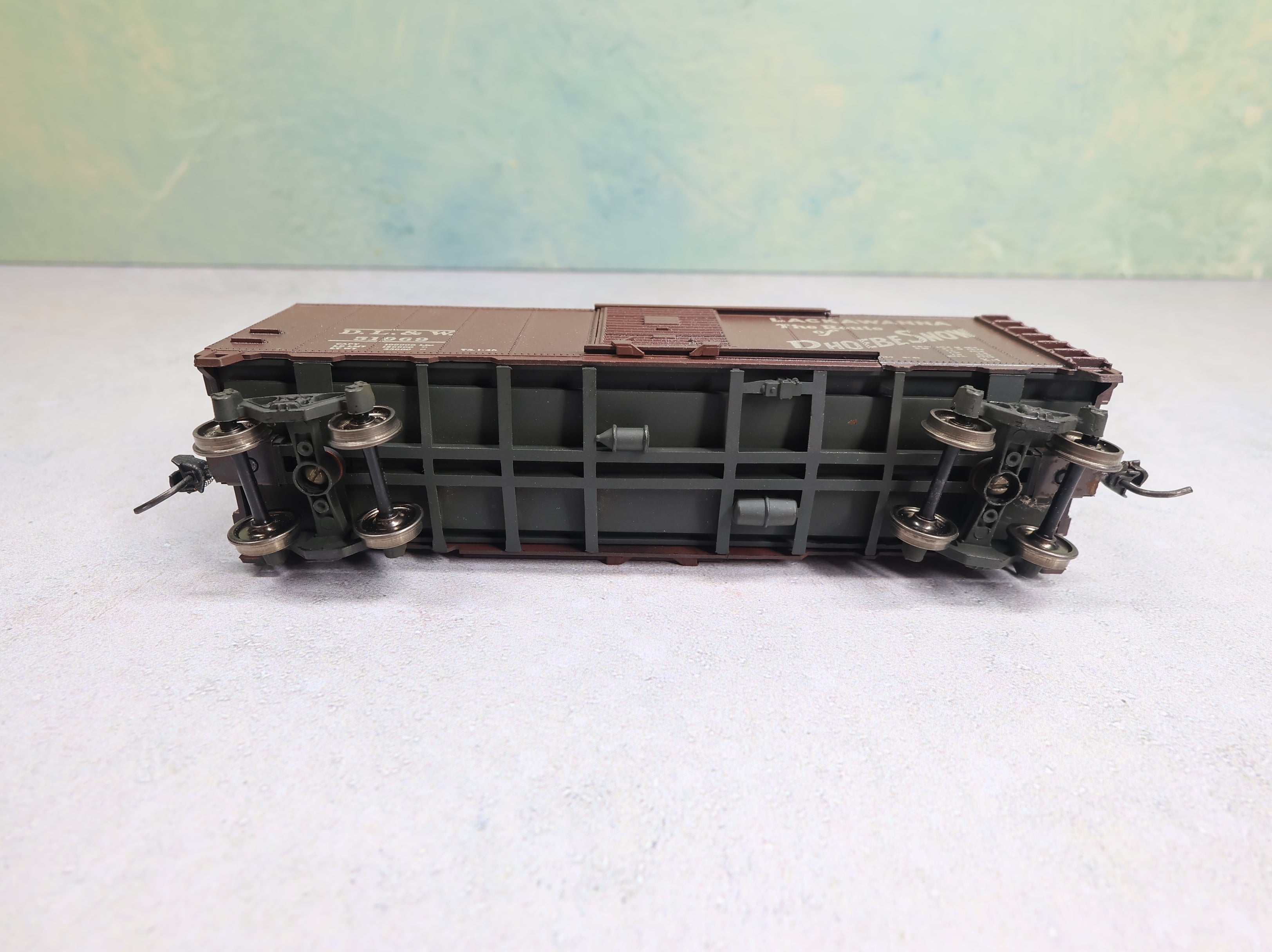 USED Athearn HO Scale 40' Box Car Weathered DL&W #51969 Weathered