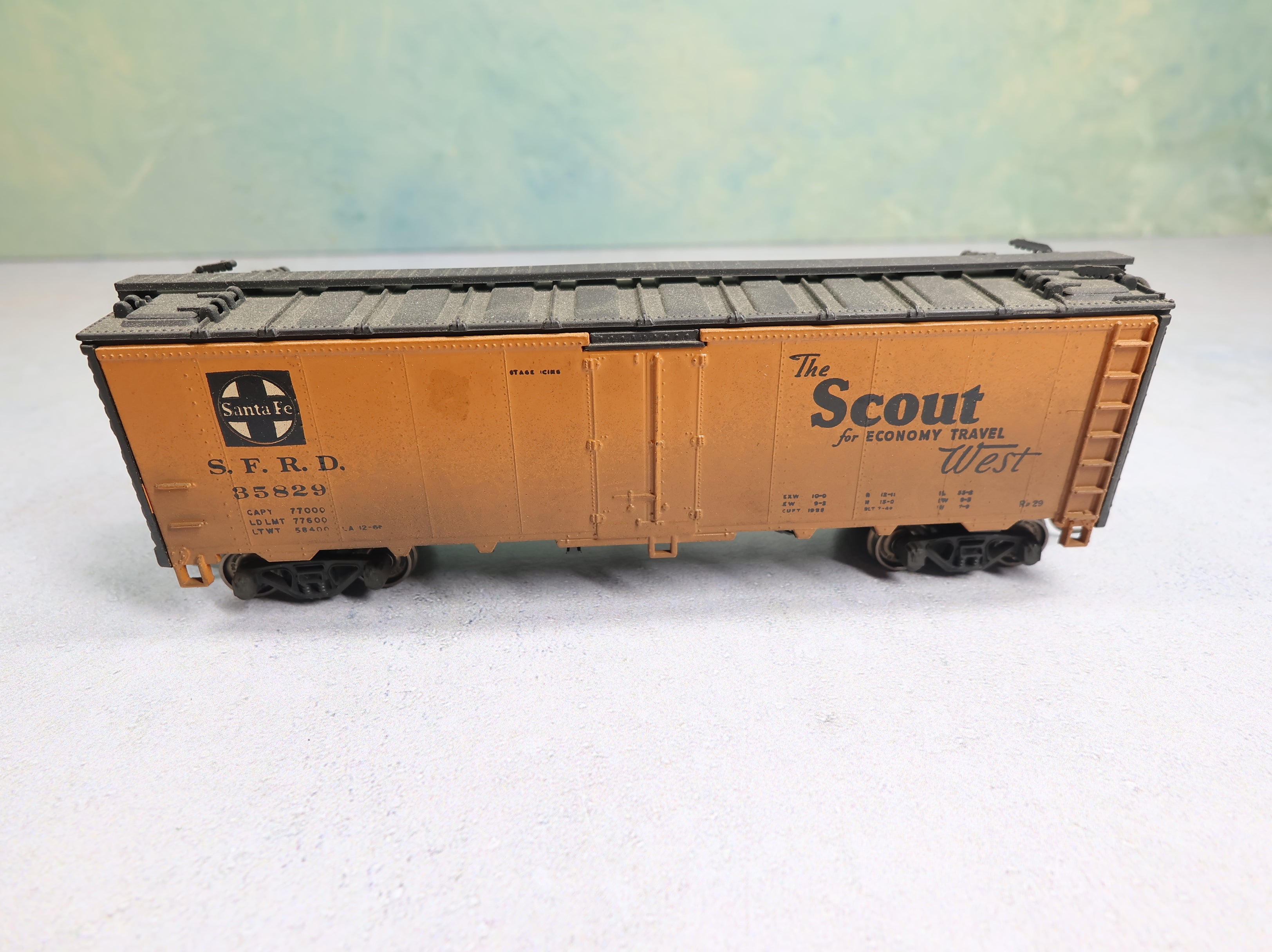 USED Athearn HO Scale 40' Reefer Weathered Santa Fe SFRD #35829