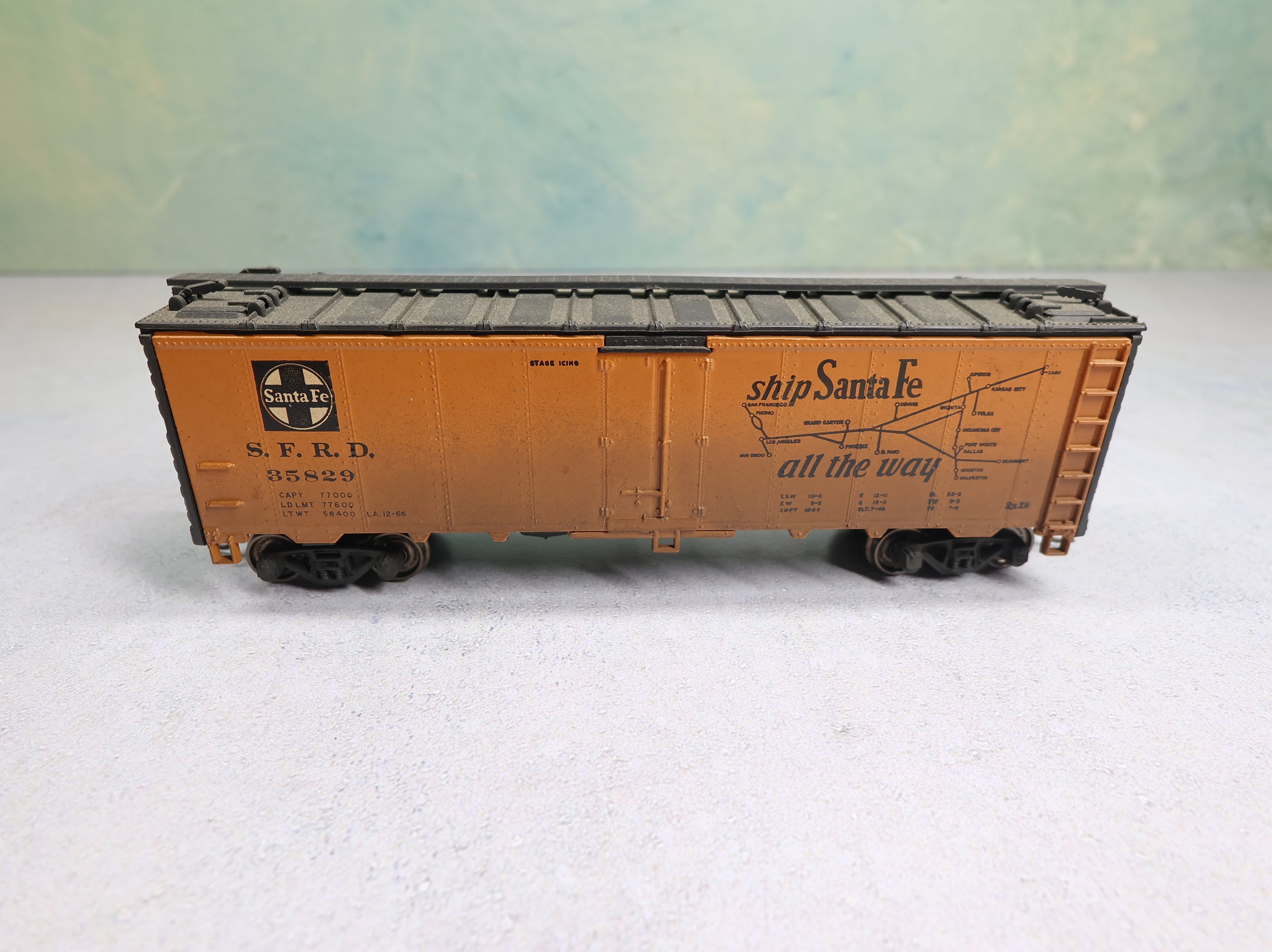 USED Athearn HO Scale 40' Reefer Weathered Santa Fe SFRD #35829