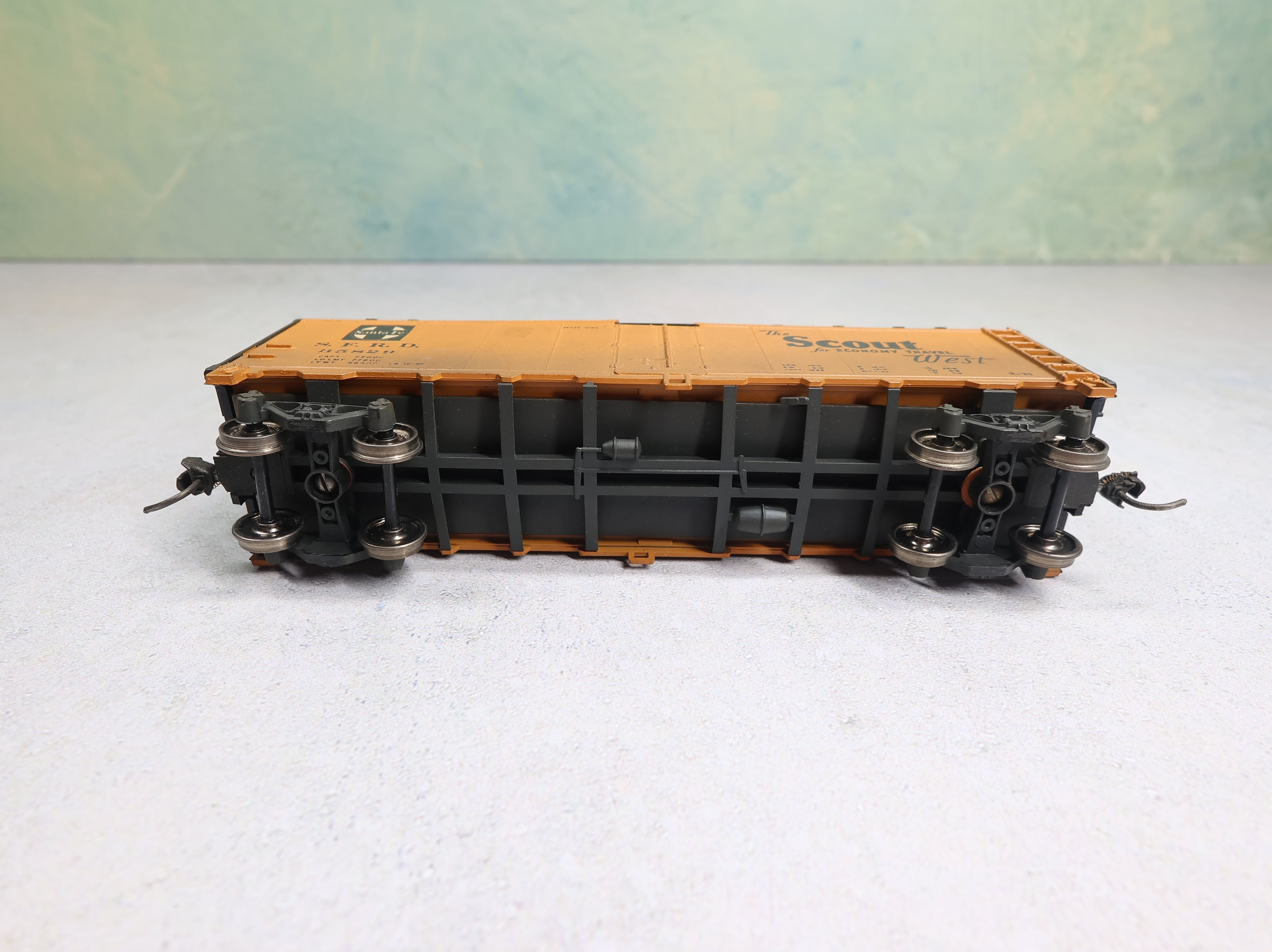 USED Athearn HO Scale 40' Reefer Weathered Santa Fe SFRD #35829