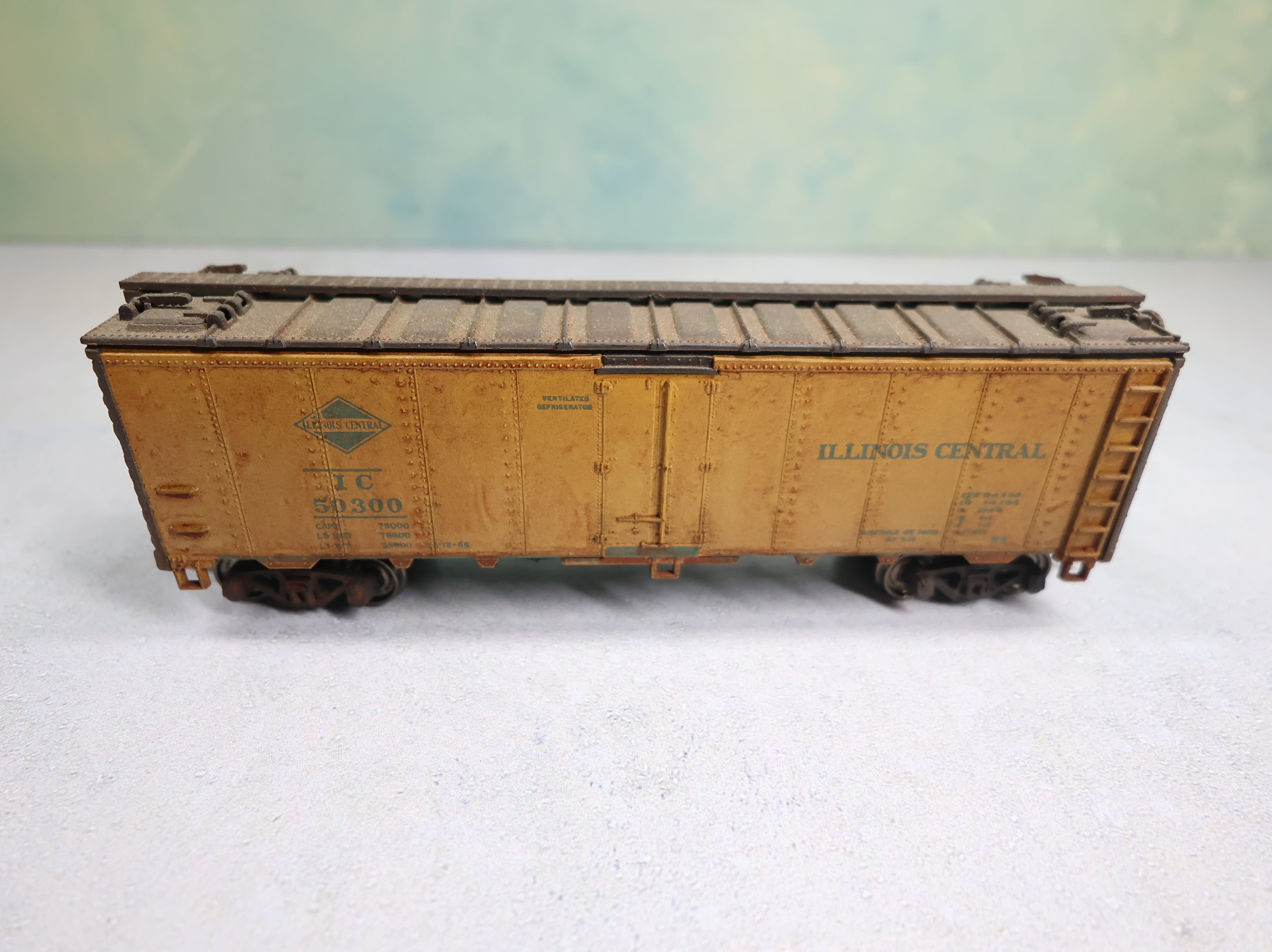 USED Athearn HO Scale 40' Box Car Illinois Central IC #50300 Weathered