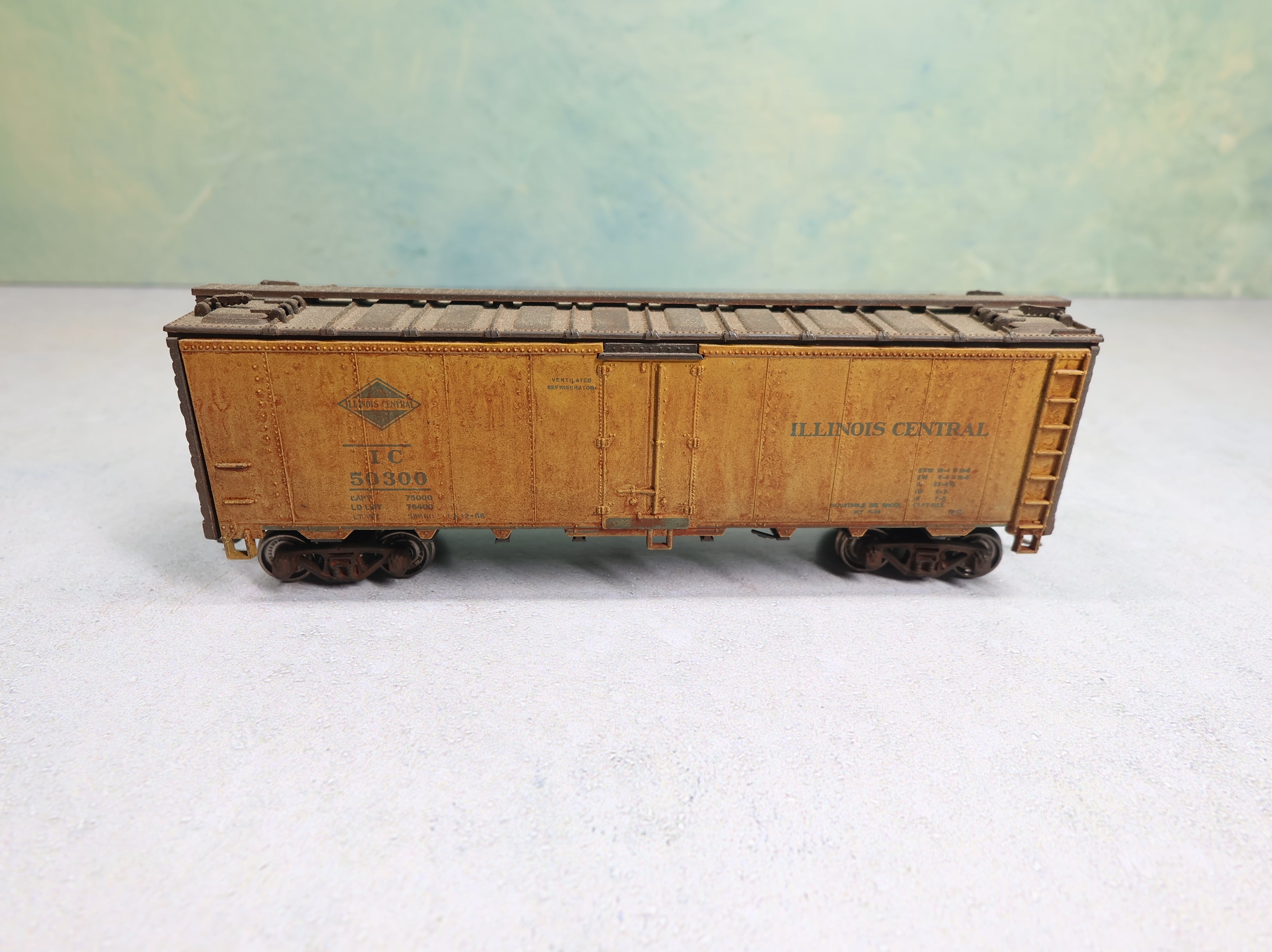 USED Athearn HO Scale 40' Box Car Illinois Central IC #50300 Weathered