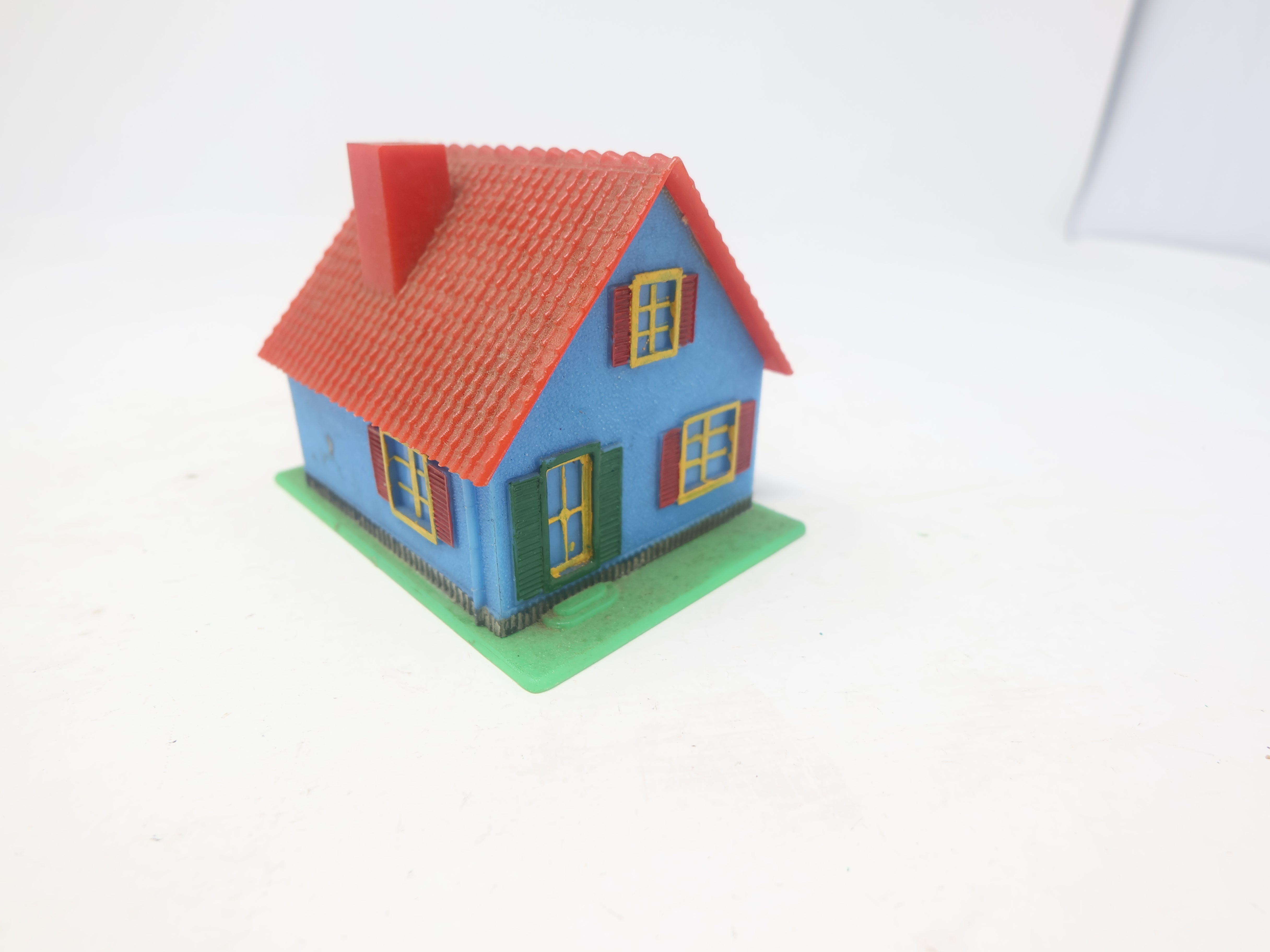 USED HO Scale, Small Blue Home w/ Red Roof