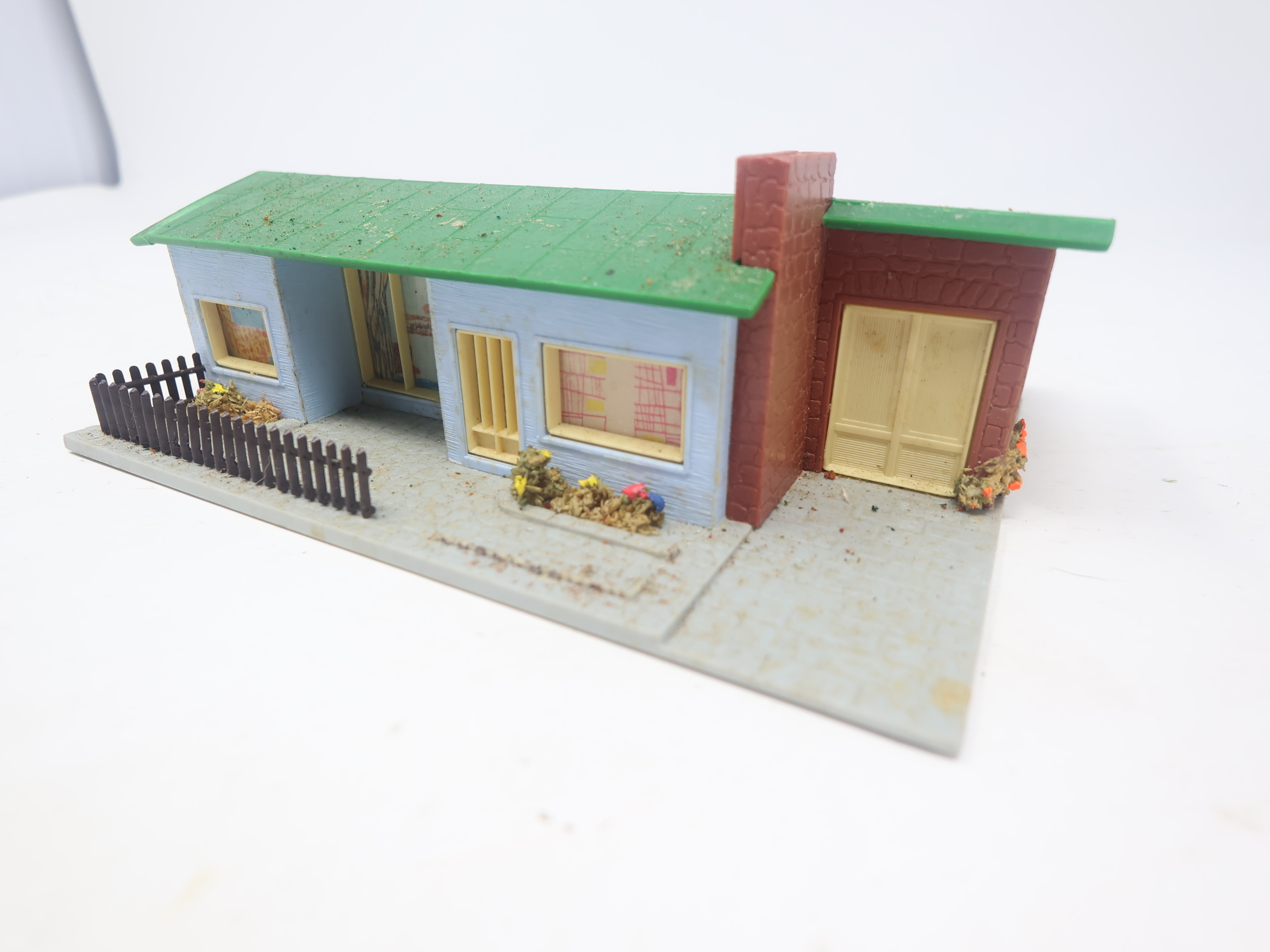 USED Hoffman HO Scale, Single Story Blue Home w/ Green Roof