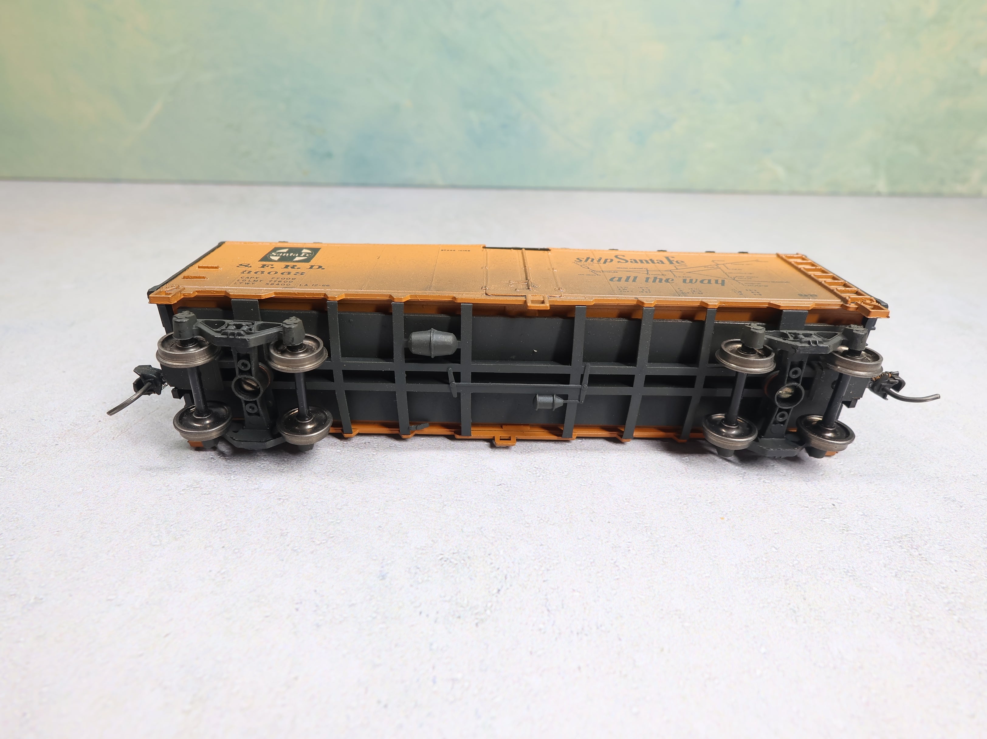 USED Athearn HO Scale 40' Reefer Weathered Santa Fe SFRD #36063