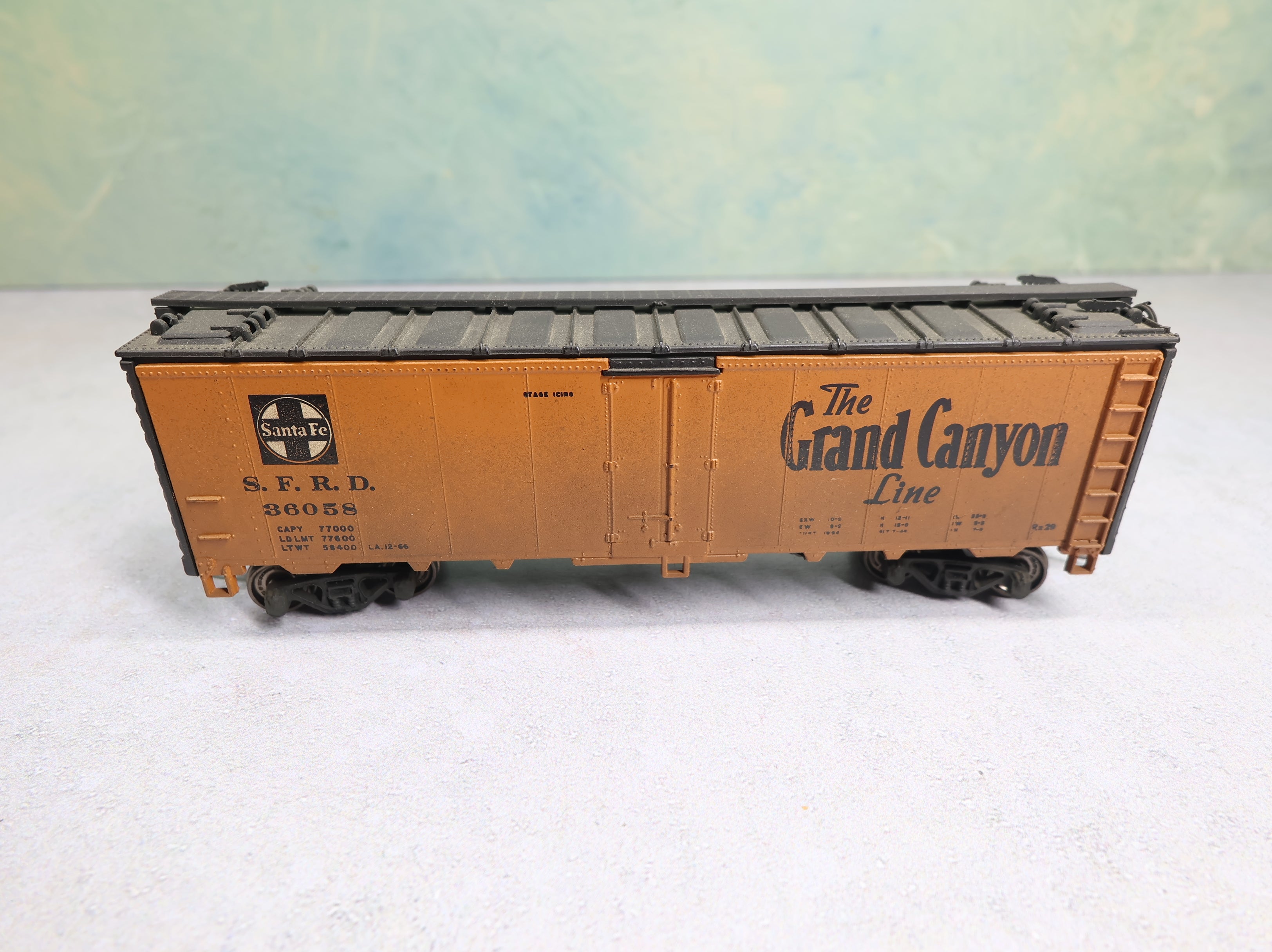 USED Athearn HO Scale 40' Reefer Weathered Santa Fe SFRD #36058