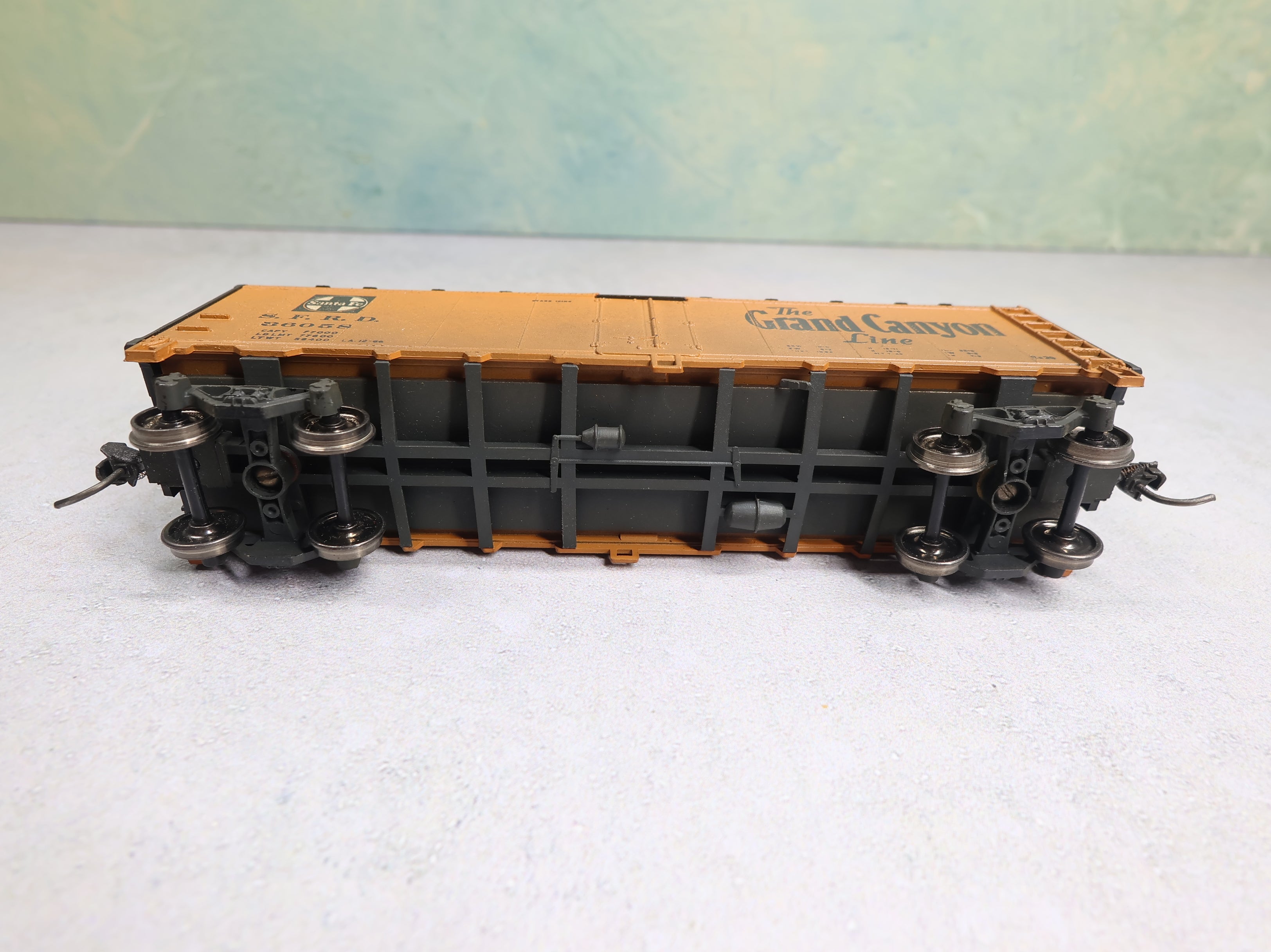 USED Athearn HO Scale 40' Reefer Weathered Santa Fe SFRD #36058