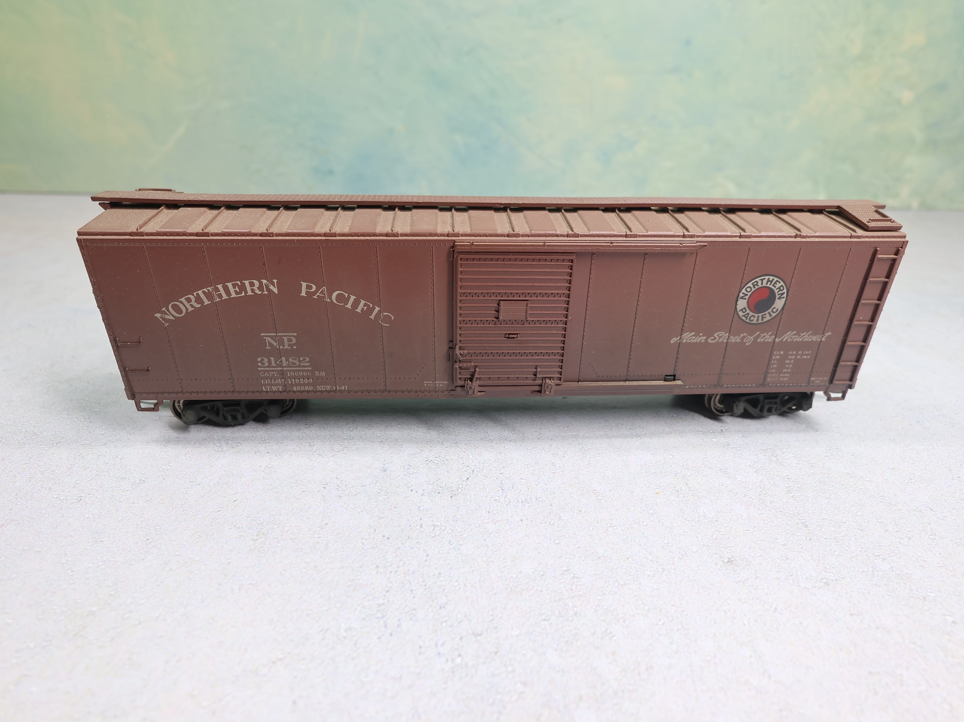 USED Athearn HO Scale 50' Box Car Northern Pacific NP #31482 Weathered