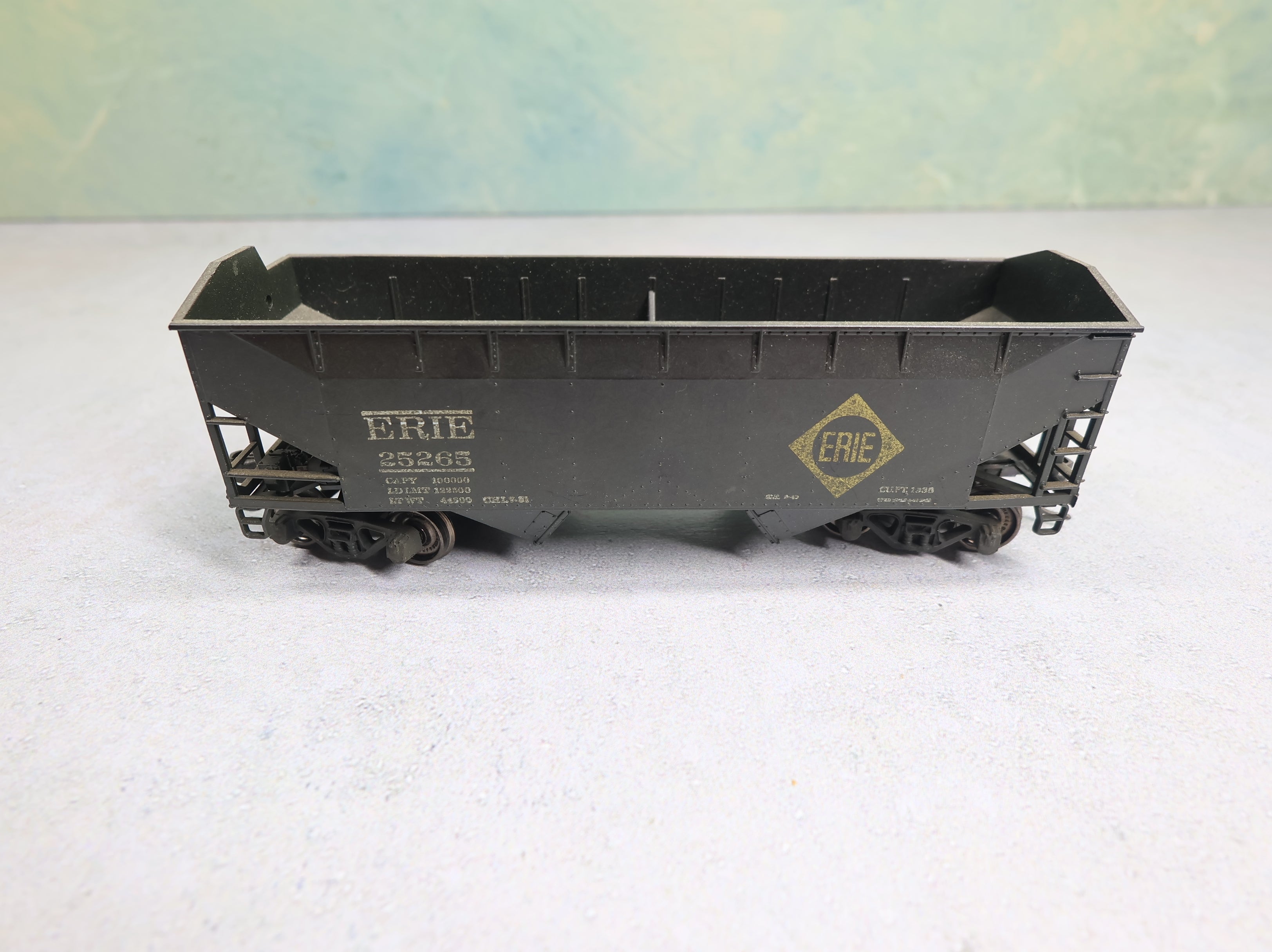 USED Athearn HO Scale Open Hopper Erie #25265 Weathered