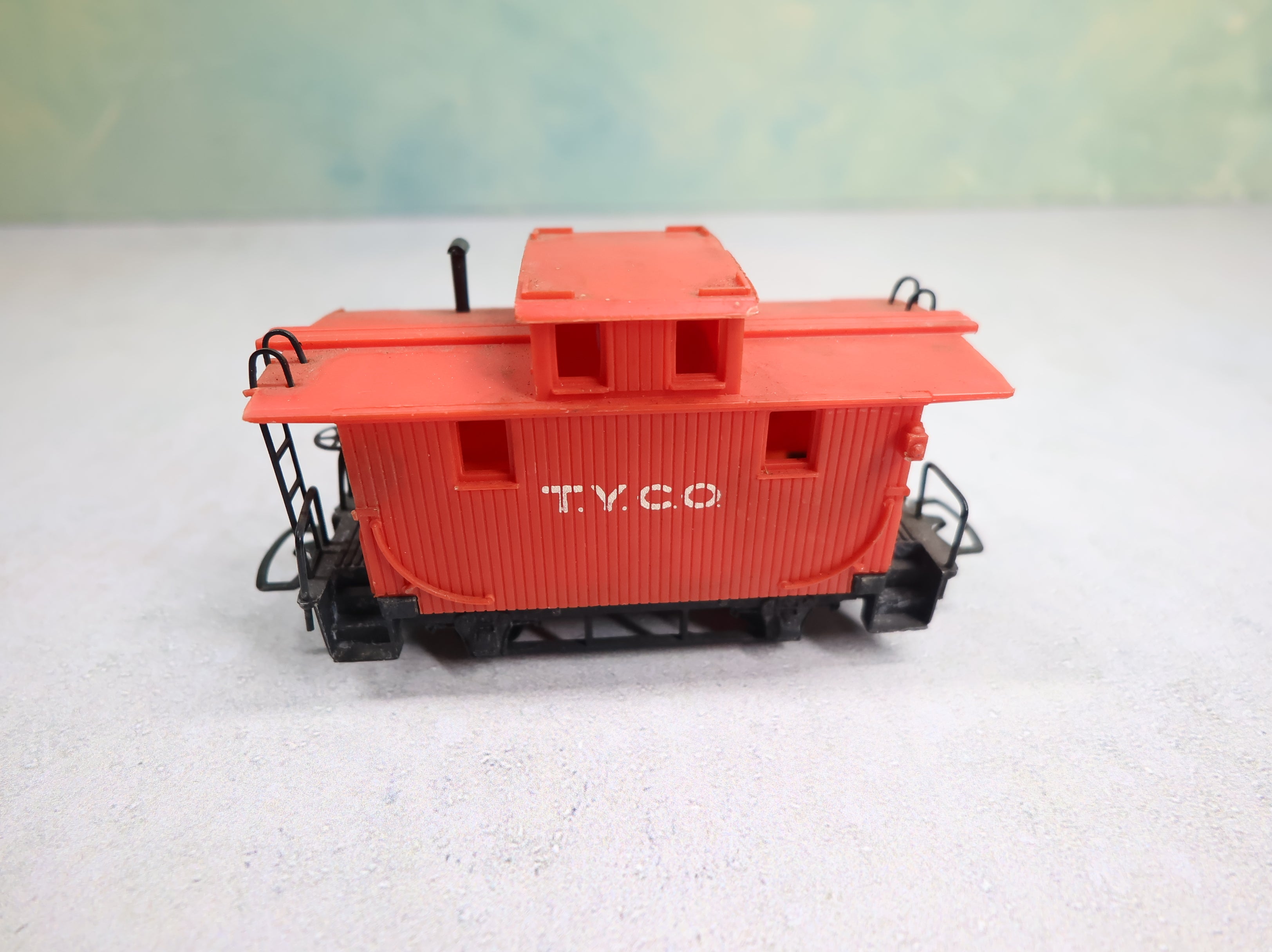 USED Mantua HO Scale Bobber Caboose Tyco Euro Couplers