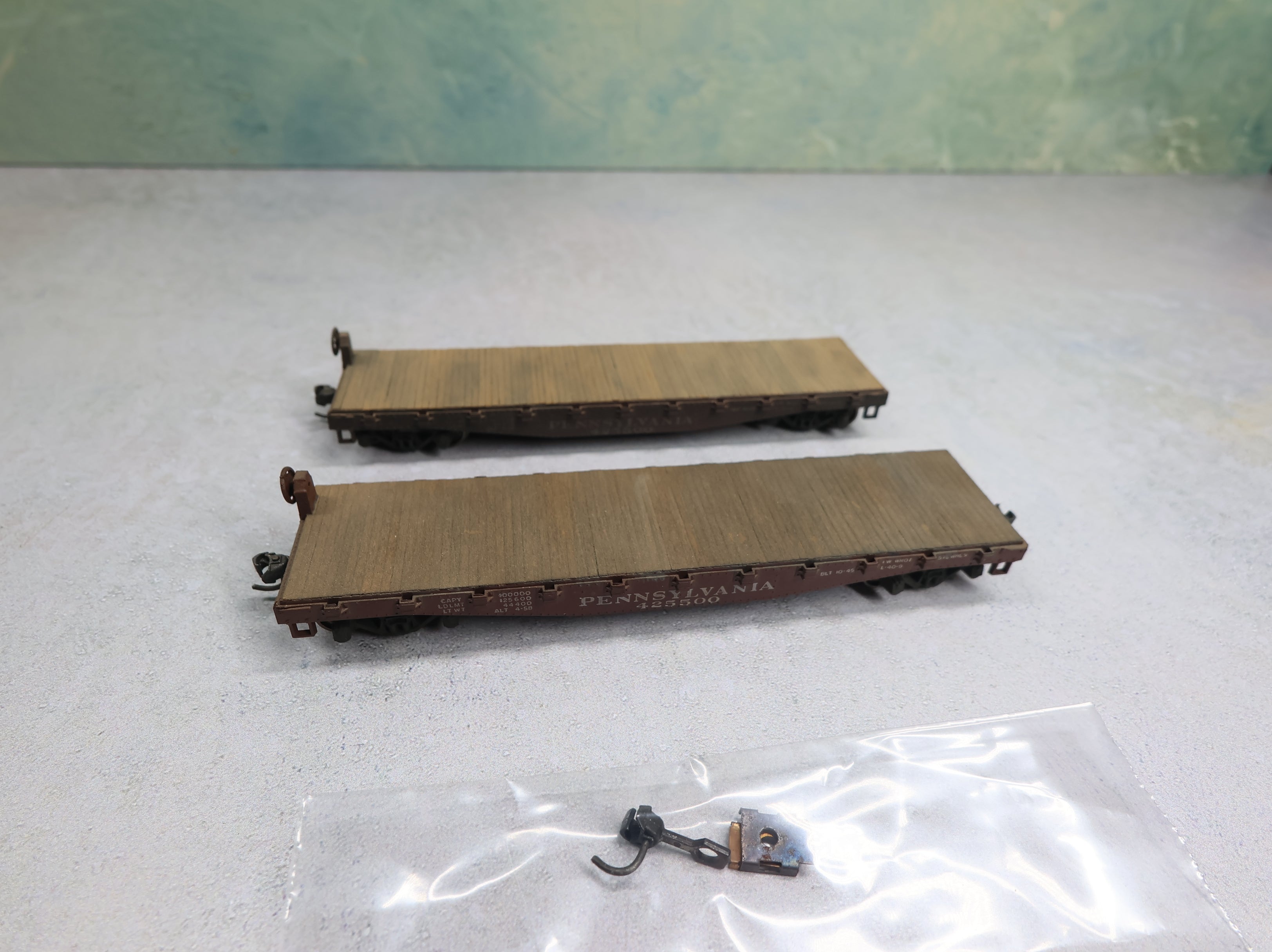 USED Athearn HO Scale 40' Flat Car Pennsylvania #425500 w/ Weathered Planks (2 pcs)