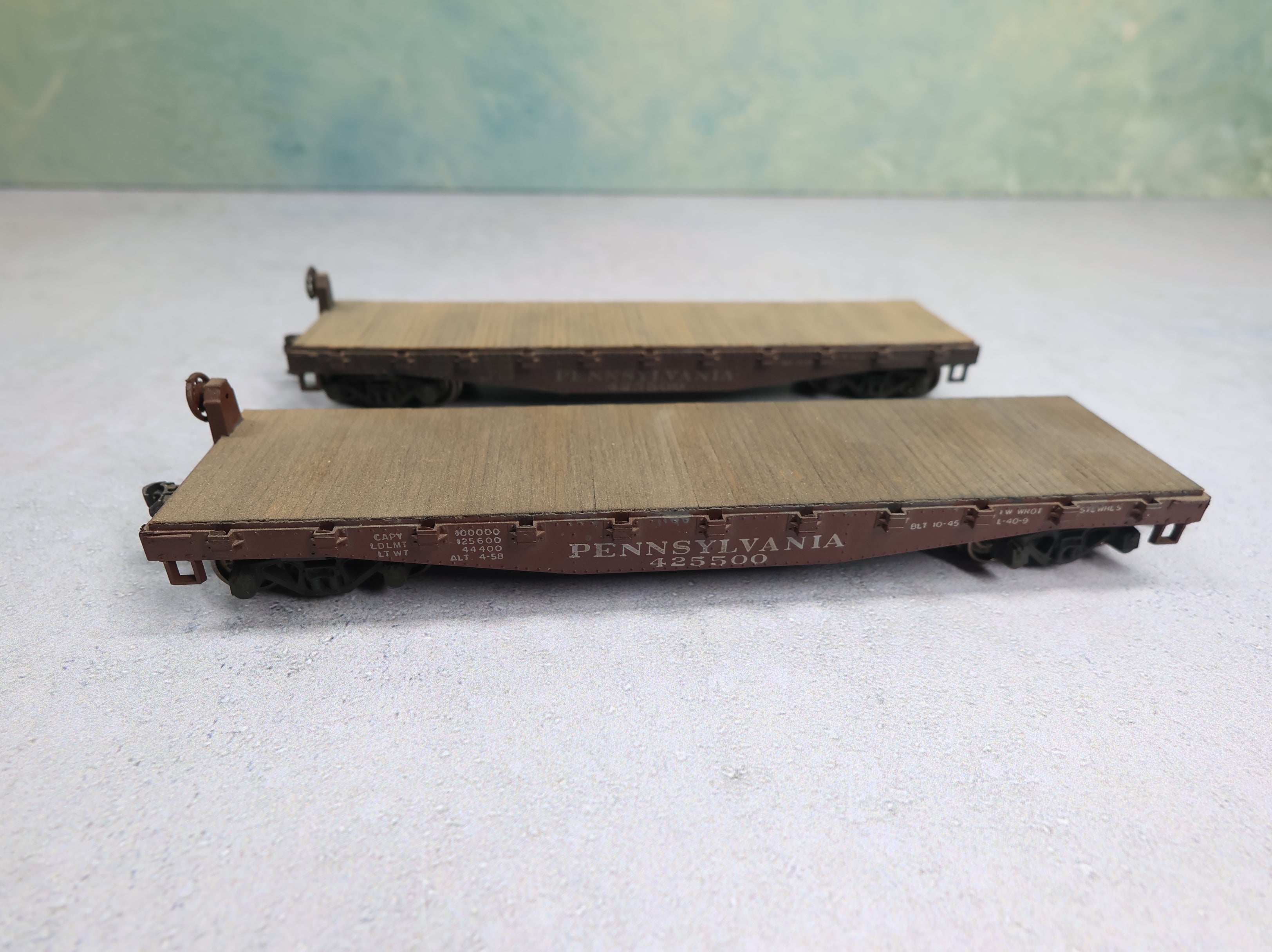 USED Athearn HO Scale 40' Flat Car Pennsylvania #425500 w/ Weathered Planks (2 pcs)