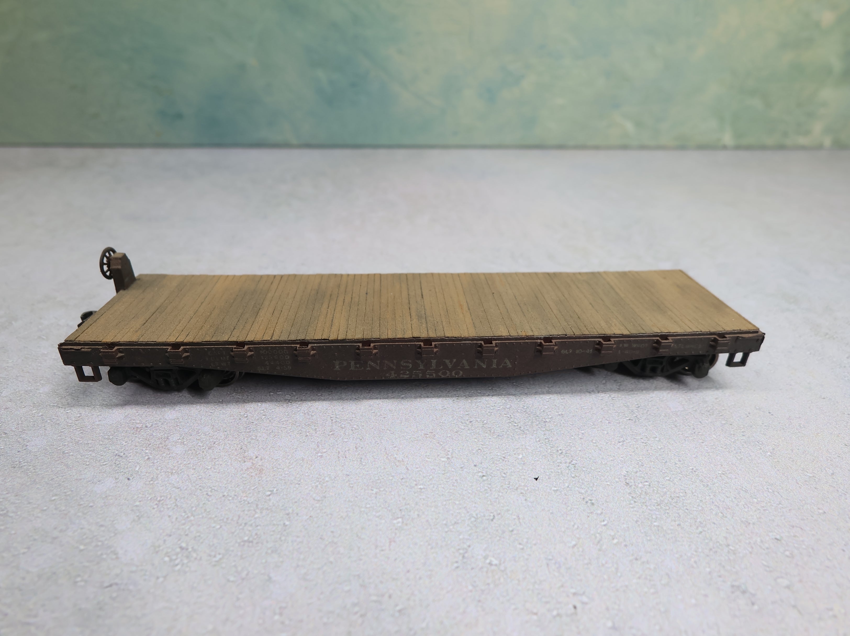 USED Athearn HO Scale 40' Flat Car Pennsylvania #425500 w/ Weathered Planks (2 pcs)