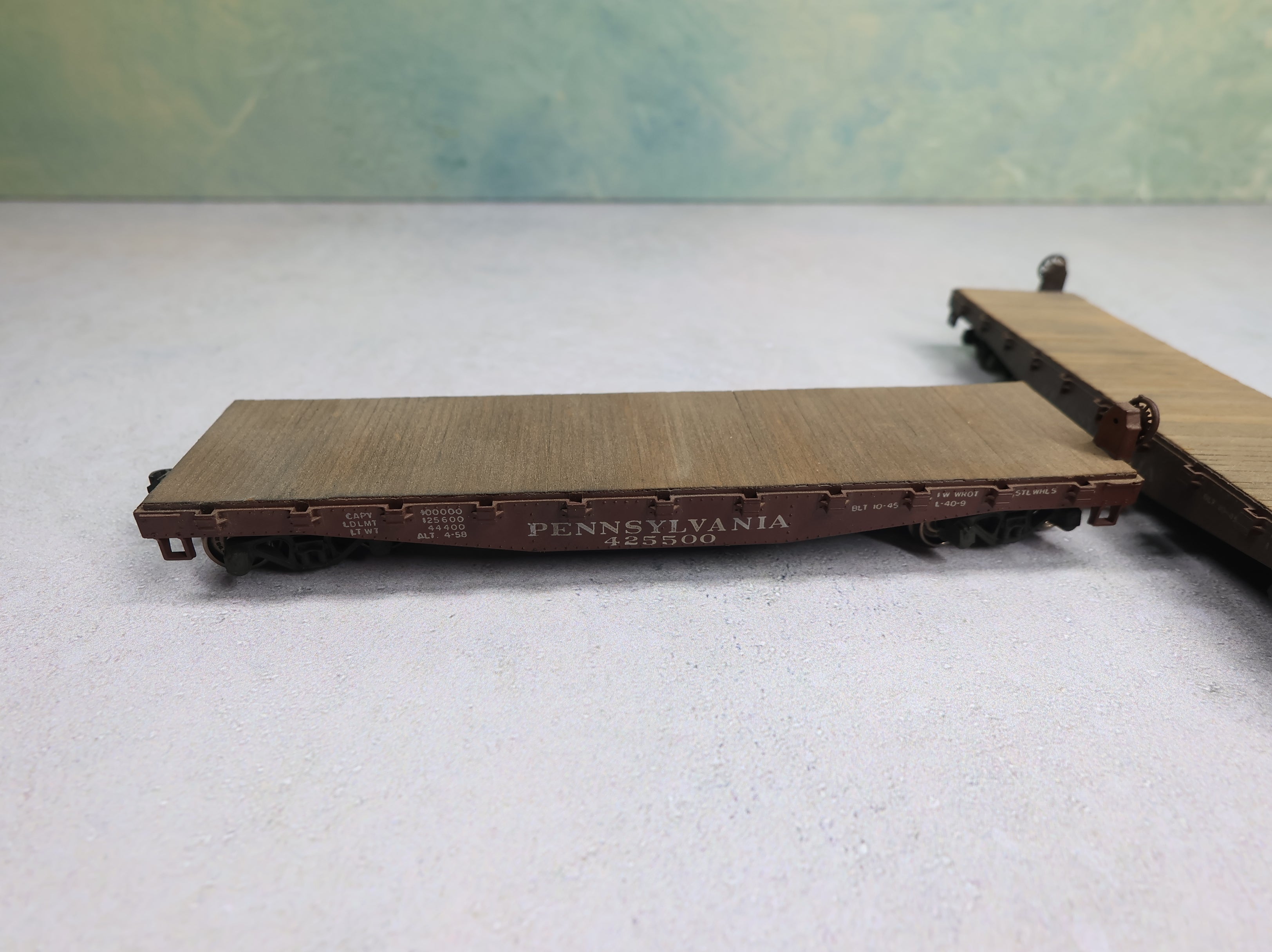 USED Athearn HO Scale 40' Flat Car Pennsylvania #425500 w/ Weathered Planks (2 pcs)