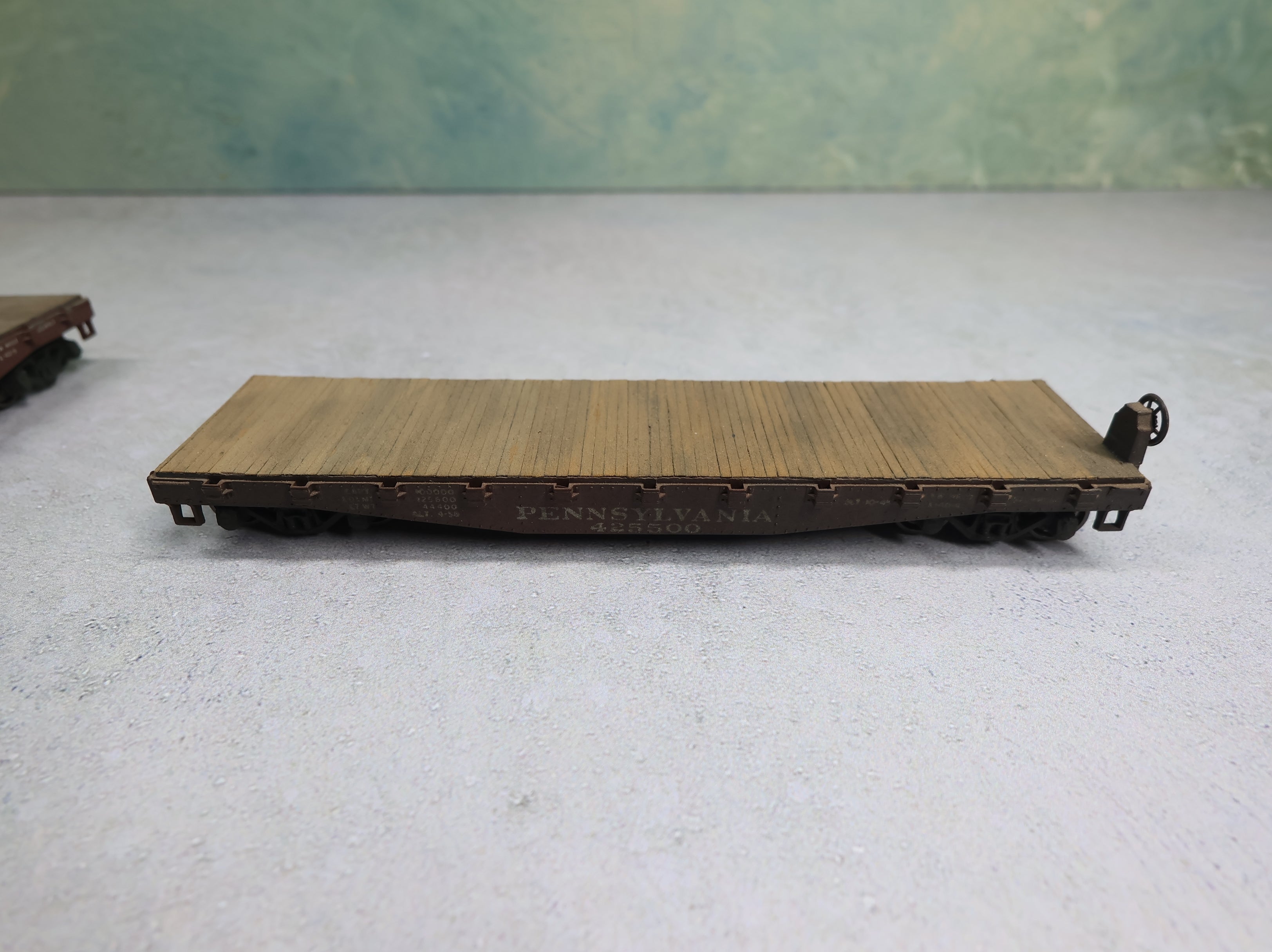 USED Athearn HO Scale 40' Flat Car Pennsylvania #425500 w/ Weathered Planks (2 pcs)