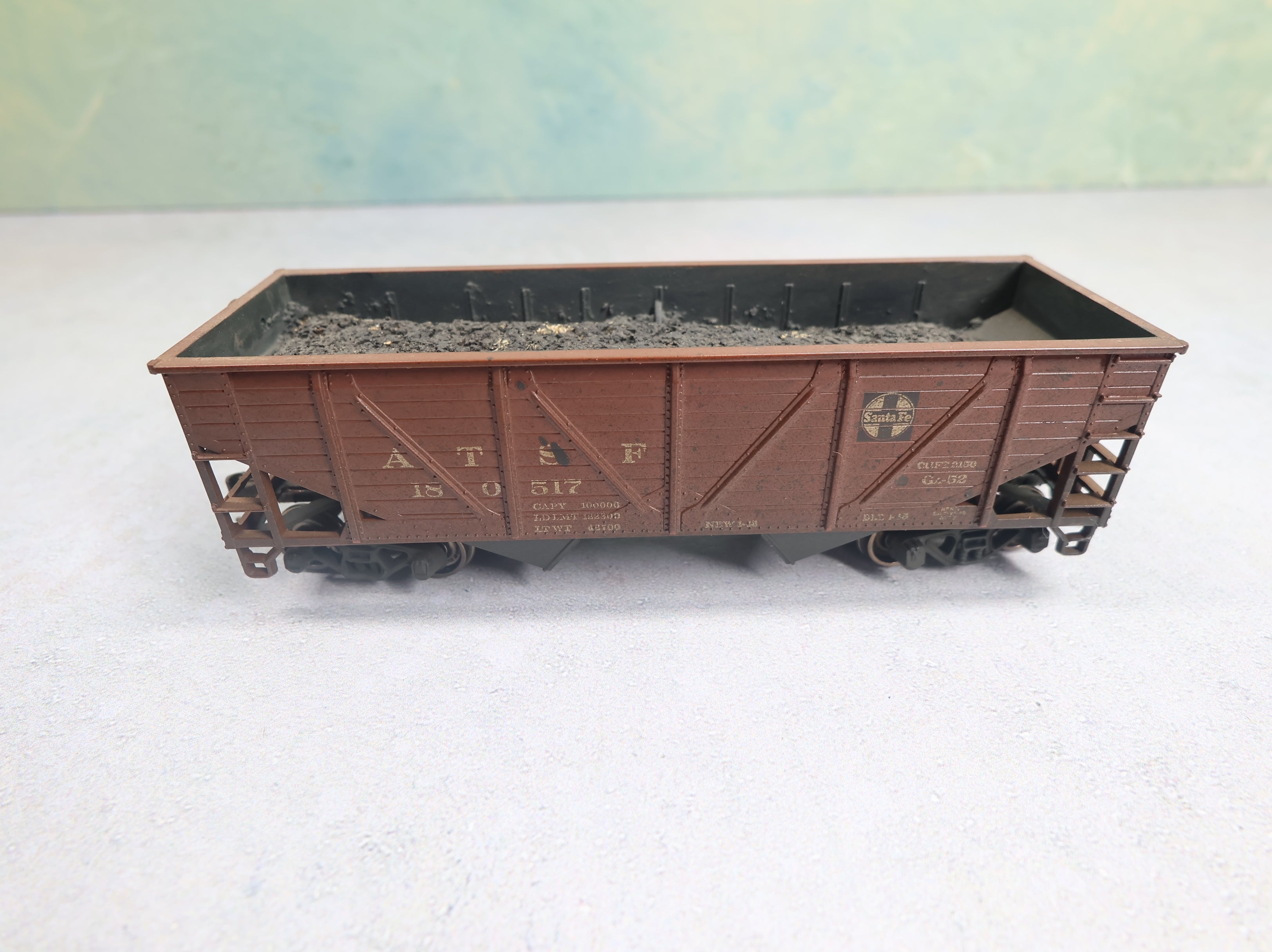 USED Athearn HO Scale 2 Bay Wood Side Hopper Santa Fe ATSF #180517 Weathered w/ Load