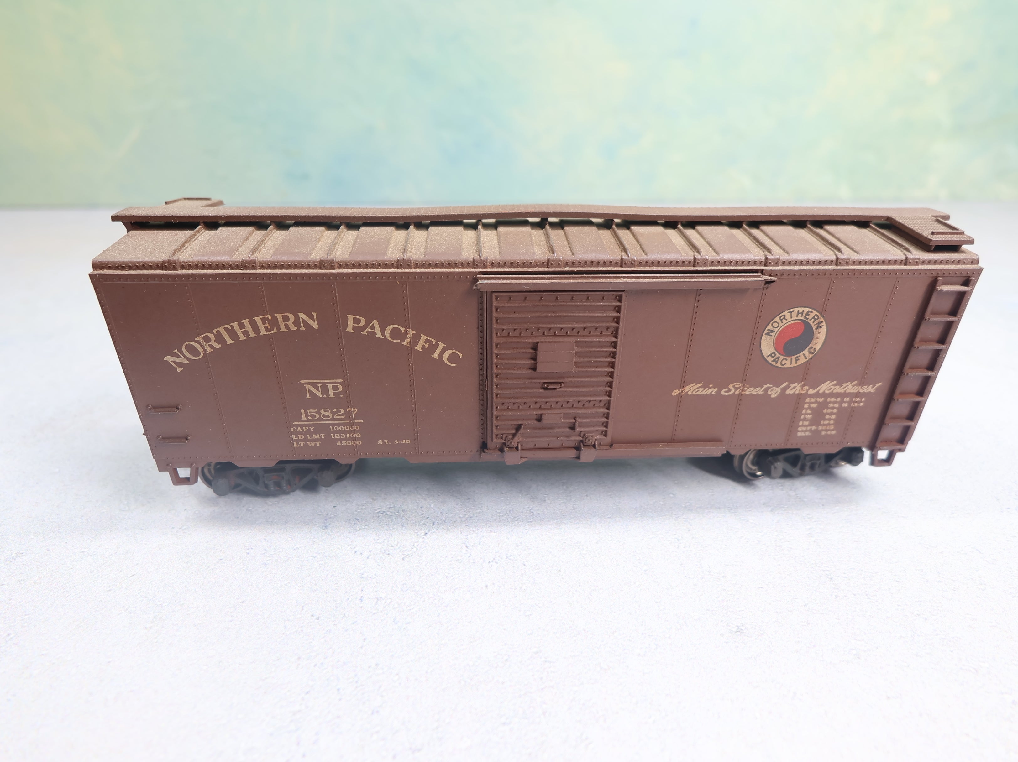 USED Athearn HO Scale 40' Box Car Northern Pacific NP #15827 Weathered