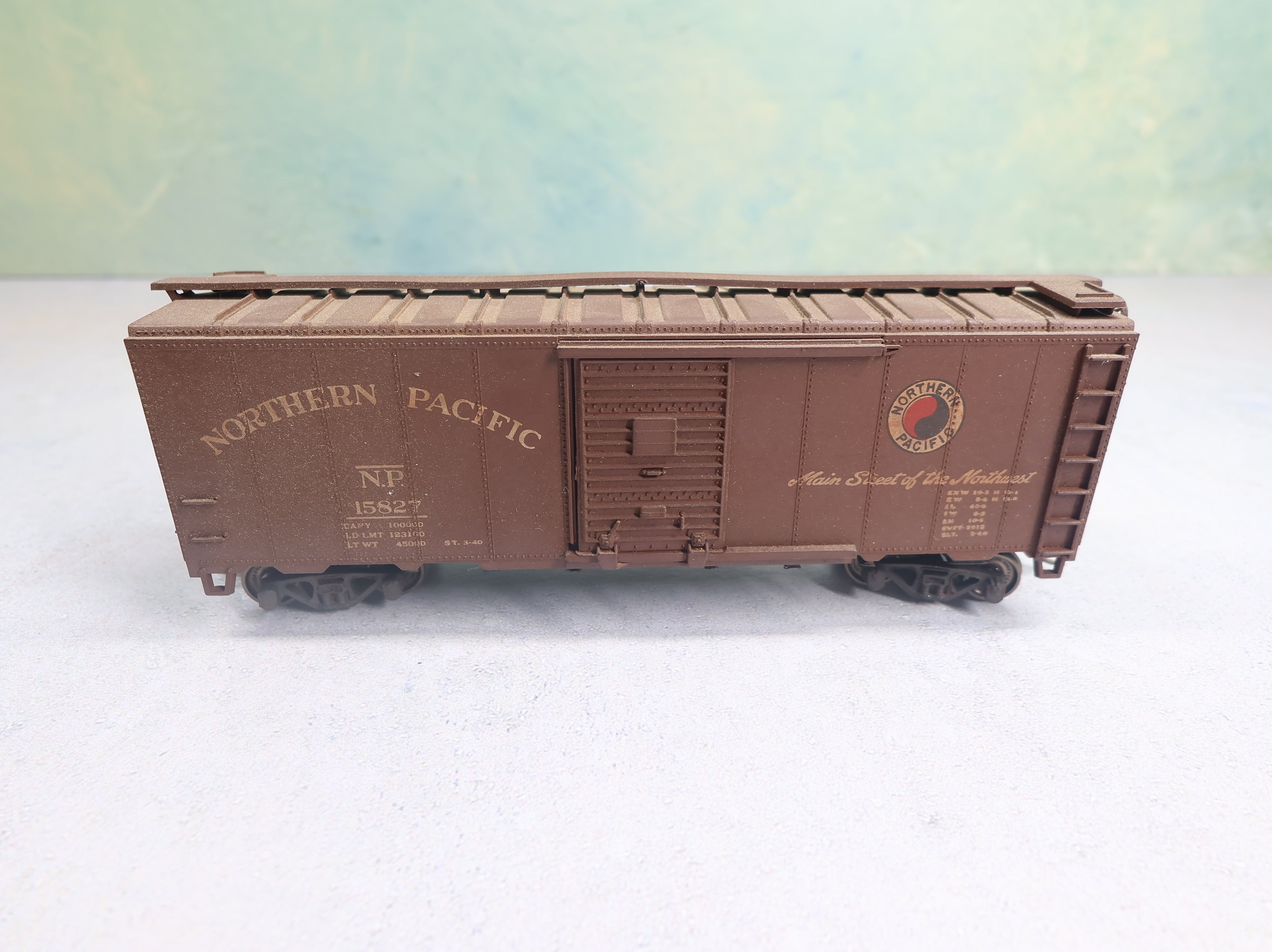 USED Athearn HO Scale 40' Box Car Northern Pacific NP #15827 Weathered