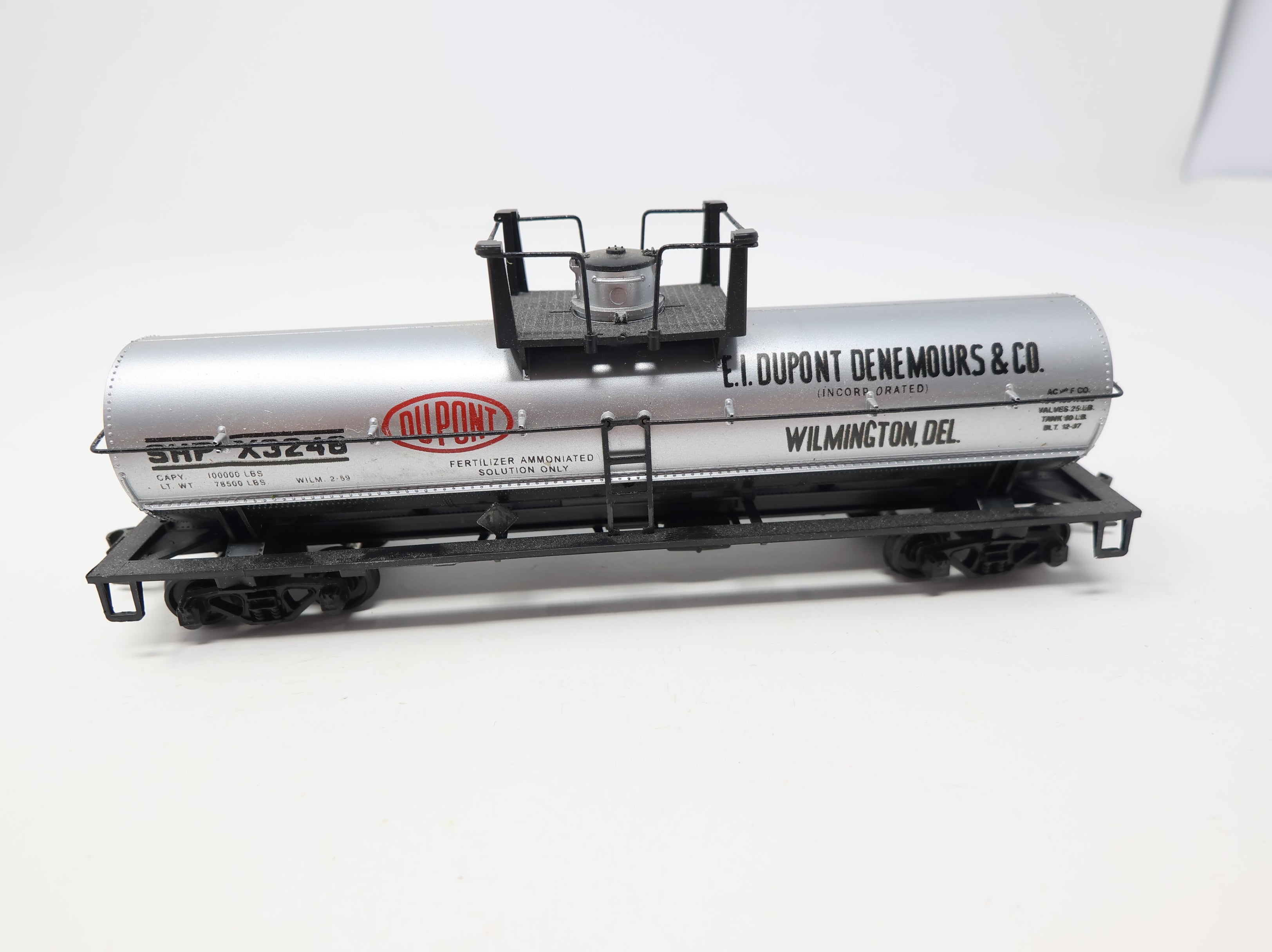 USED Athearn HO Scale Tank Car DuPont SHP #X3248