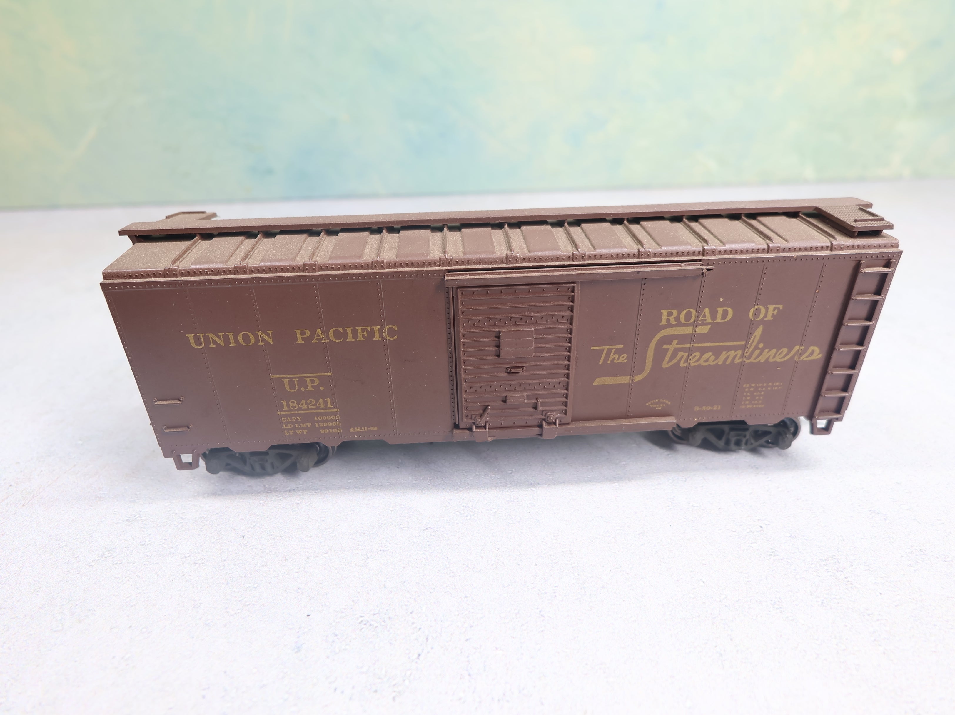 USED Athearn HO Scale 40' Box Car Union Pacific UP #184241 Light Weathering