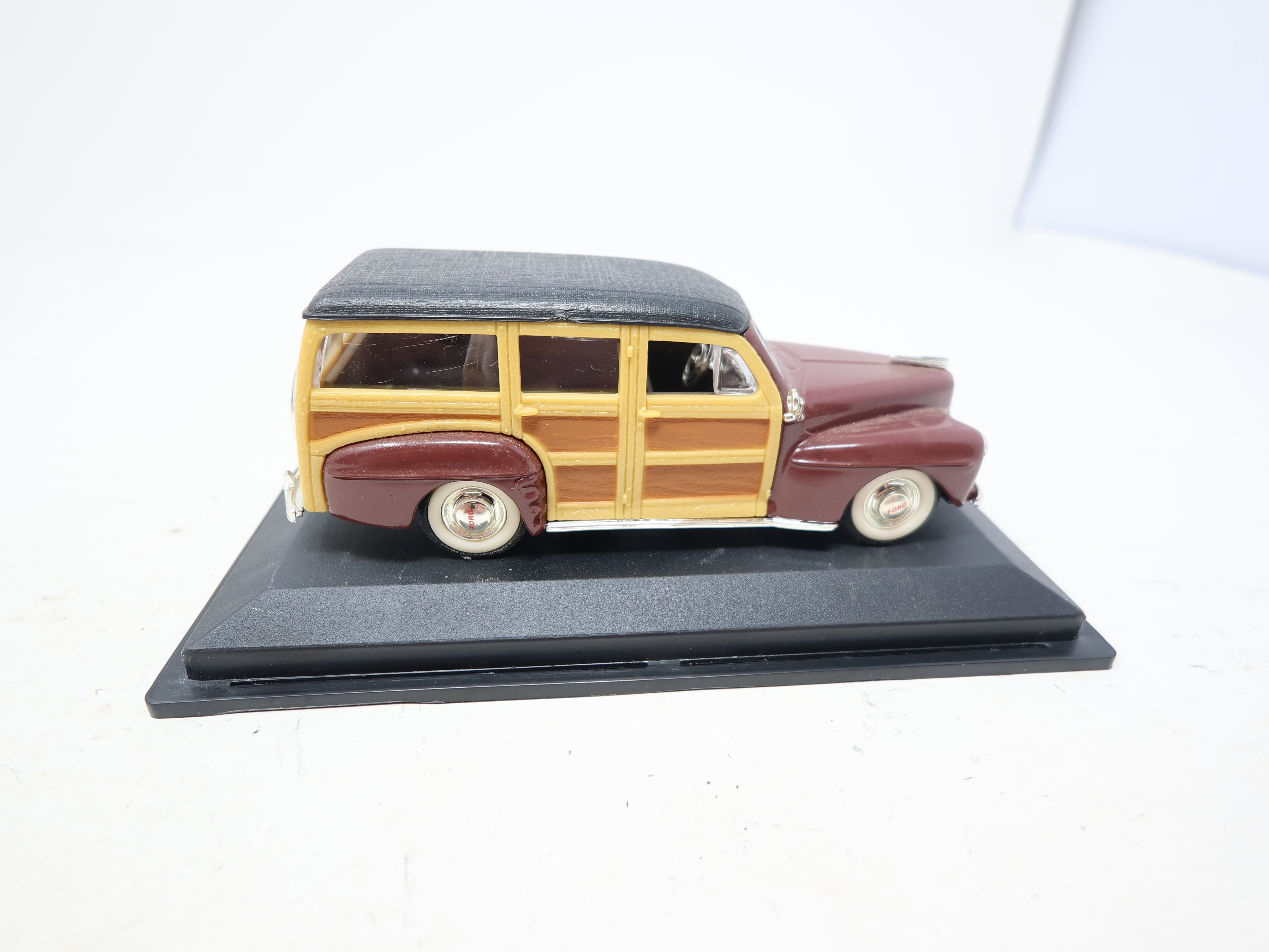 USED Yatming 94251 , 1:43 Scale Die-Cast 1948 Ford Woody Car