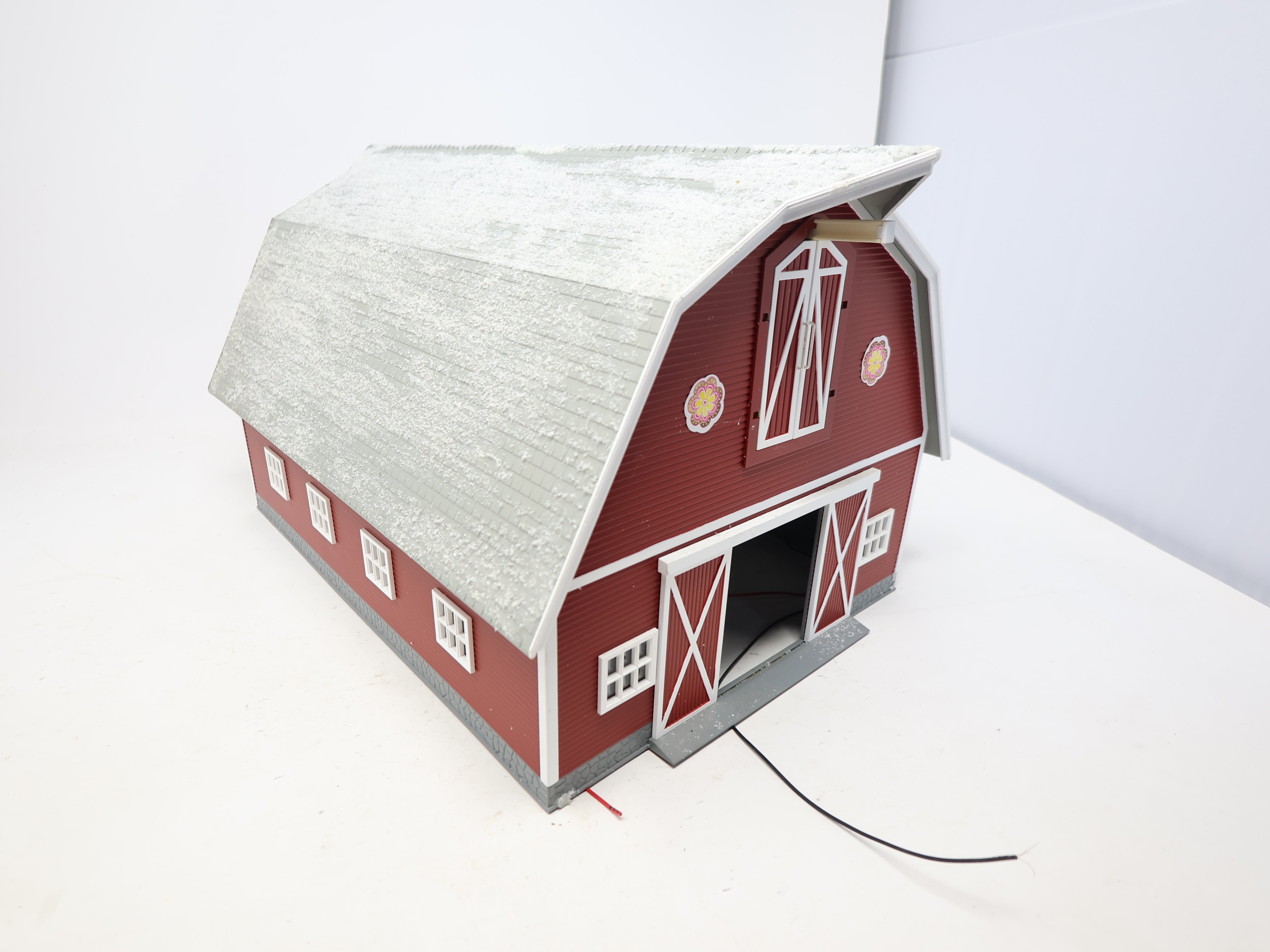 USED MTH O, Red Classic Barn with Gray Roof (Custom Snow)