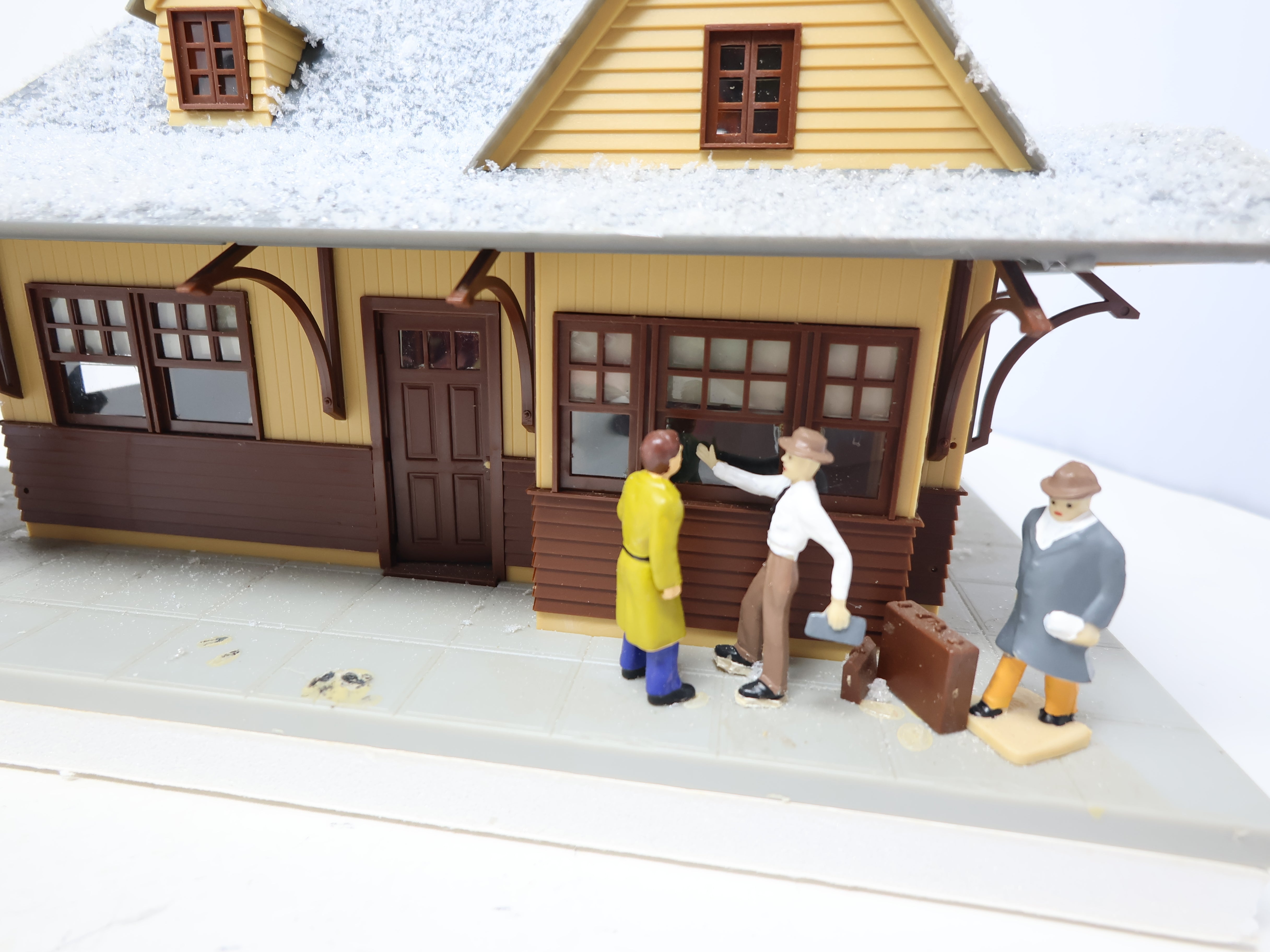 USED O, Custom Passenger Station w/ Figures and Snow