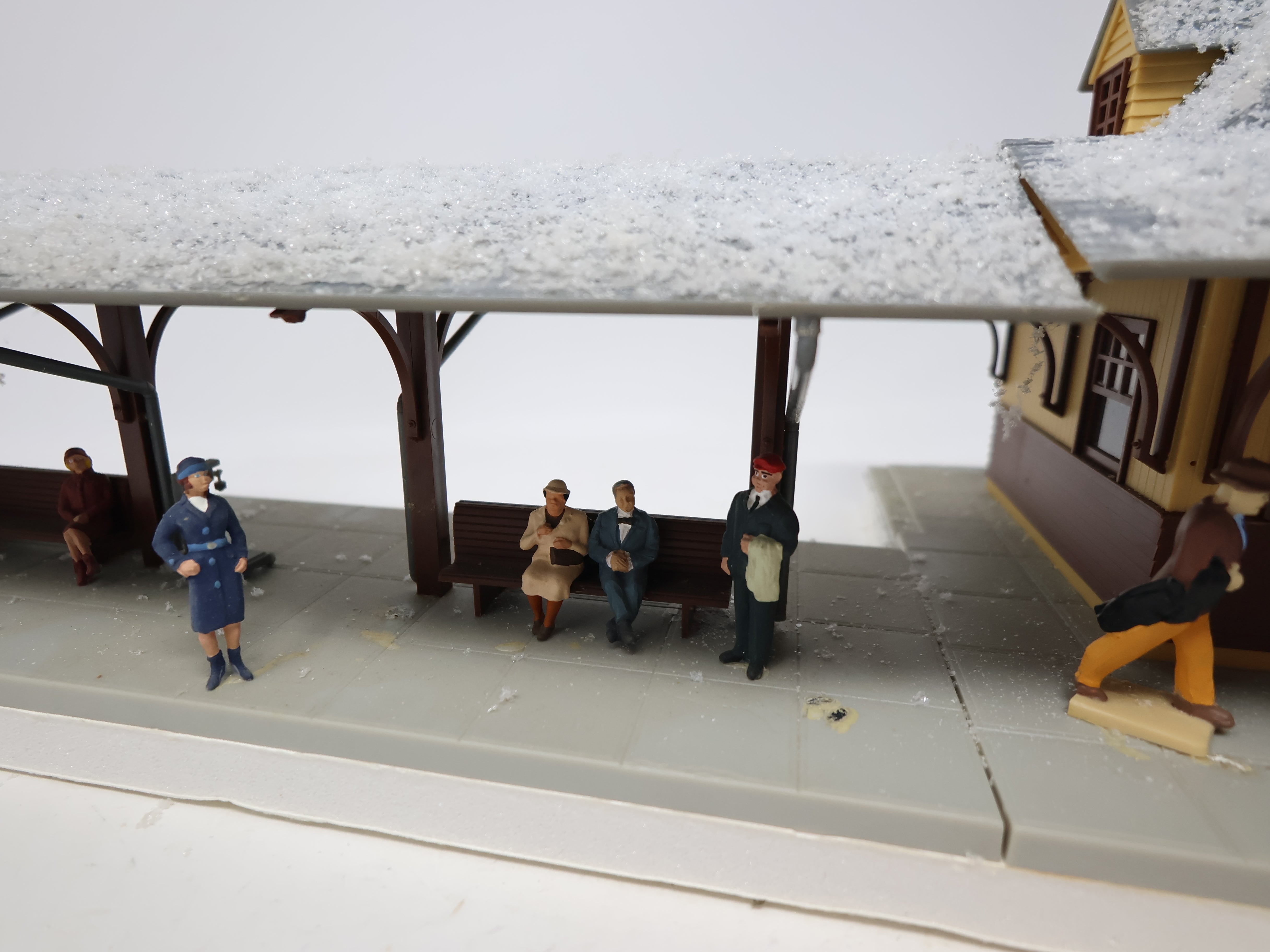 USED O, Custom Passenger Station w/ Figures and Snow