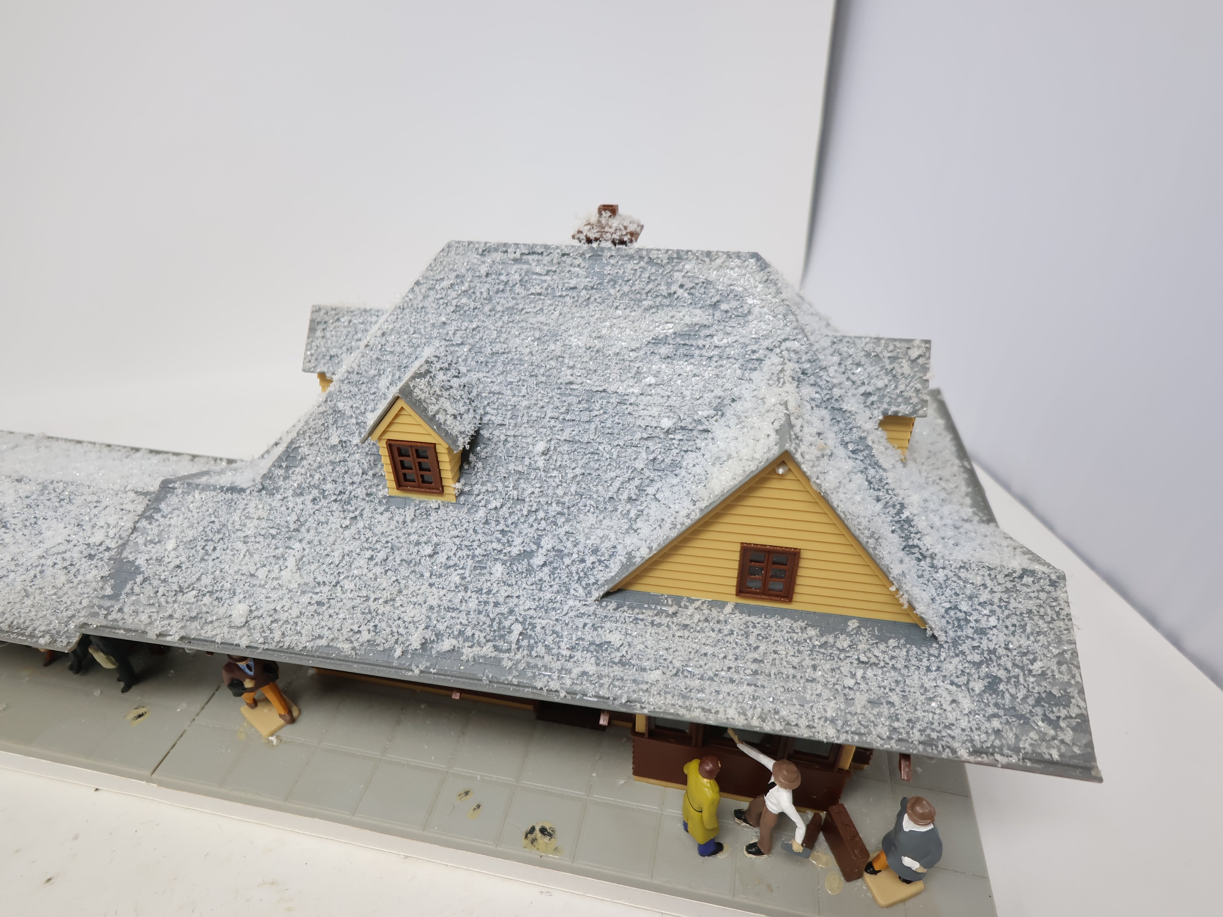 USED O, Custom Passenger Station w/ Figures and Snow