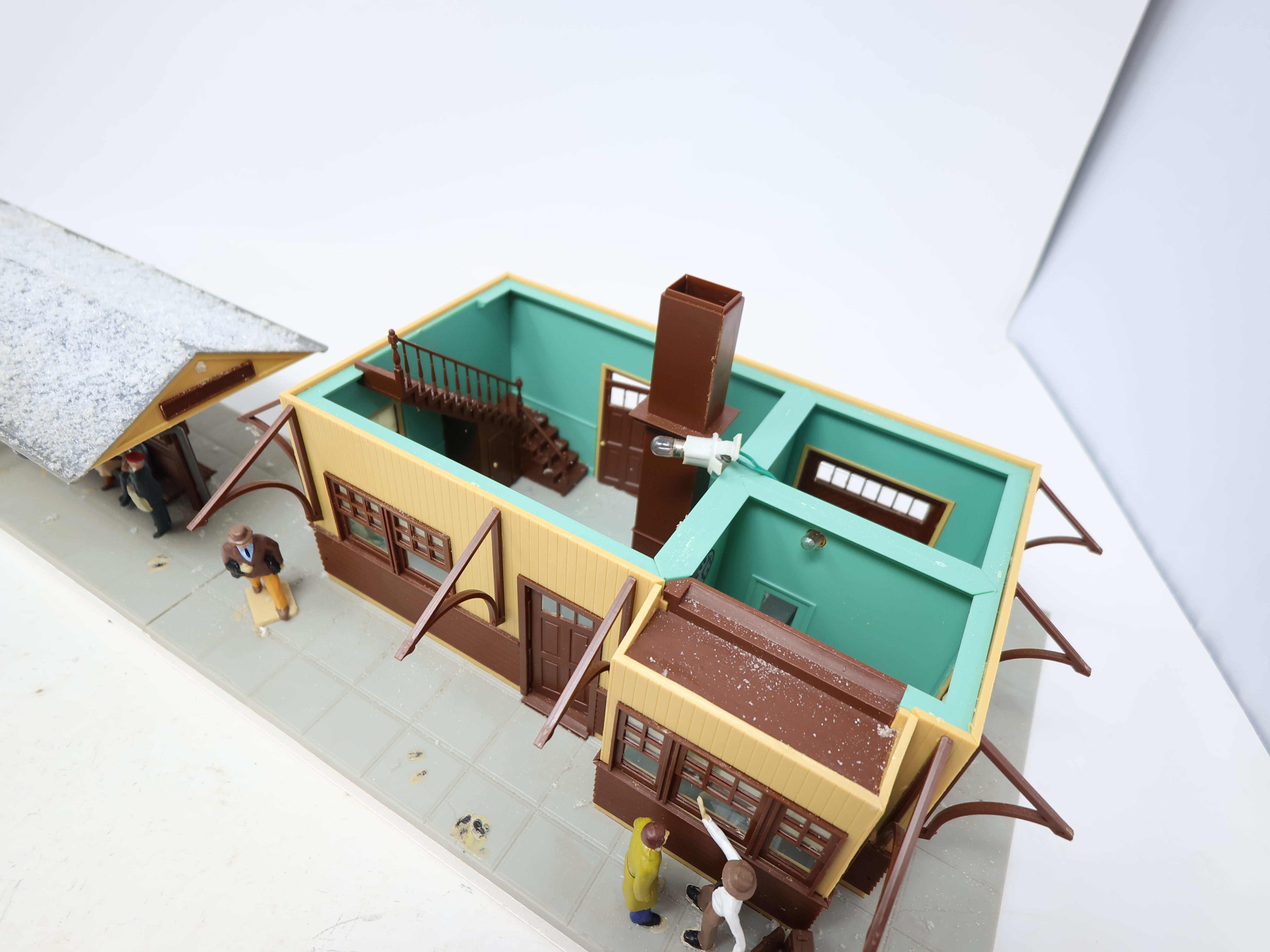 USED O, Custom Passenger Station w/ Figures and Snow