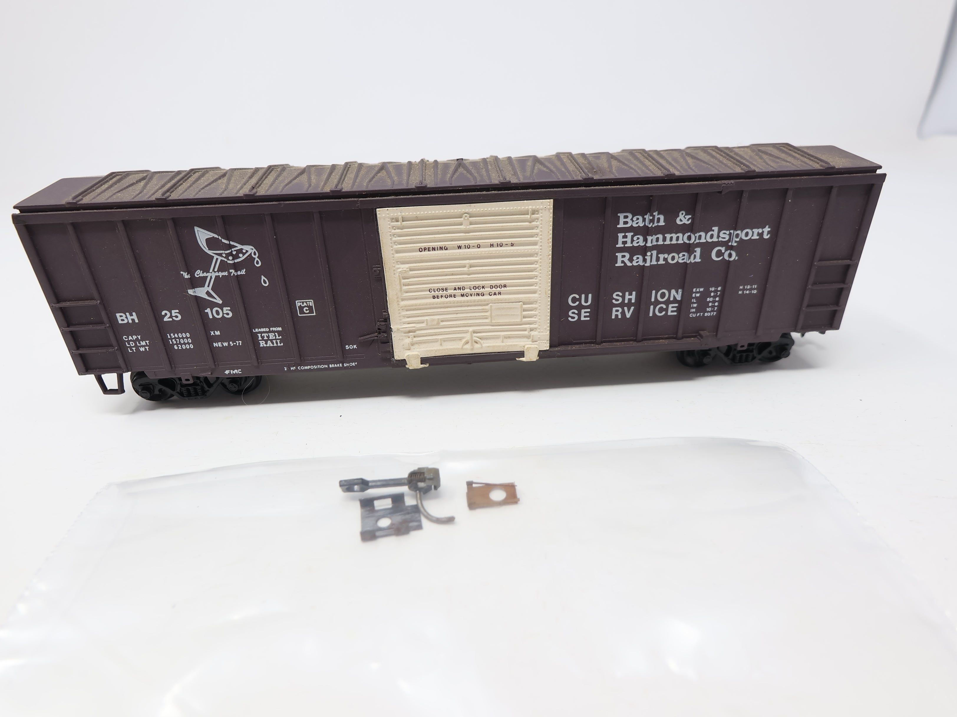 USED Athearn HO Scale 50' Box Car Bath and Hammondsport BH #25105 Champagne Trail, Weathered