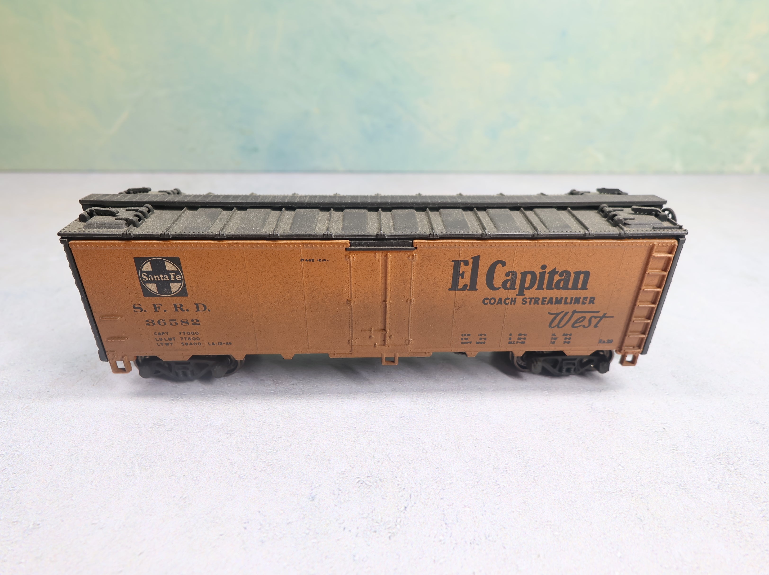 USED Athearn HO Scale 40' Reefer Box Car Santa Fe SFRD #36582 Weathered