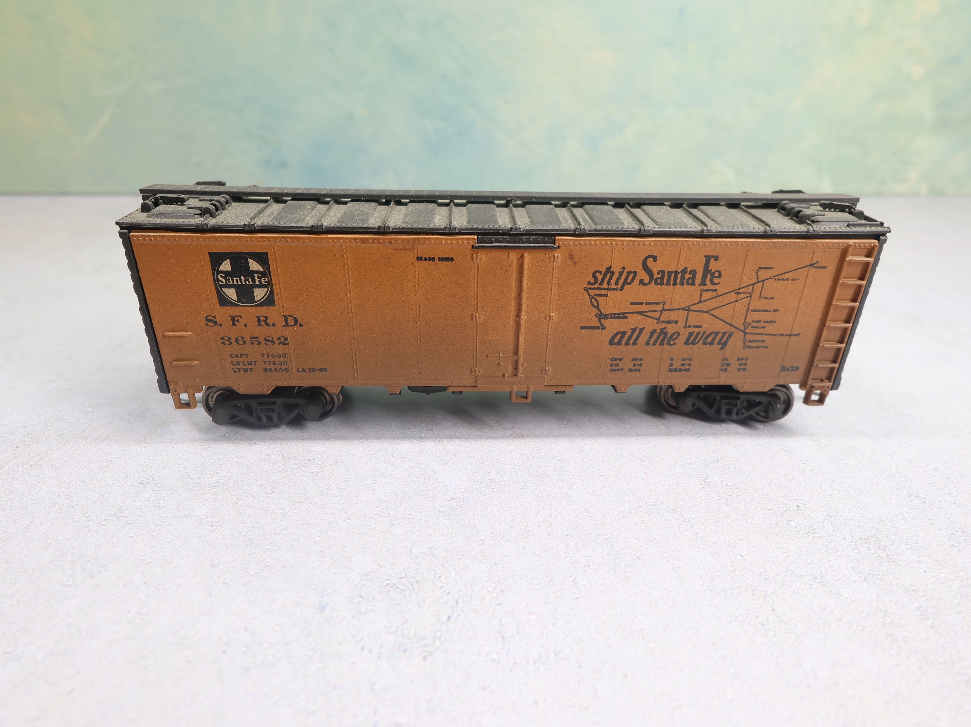 USED Athearn HO Scale 40' Reefer Box Car Santa Fe SFRD #36582 Weathered