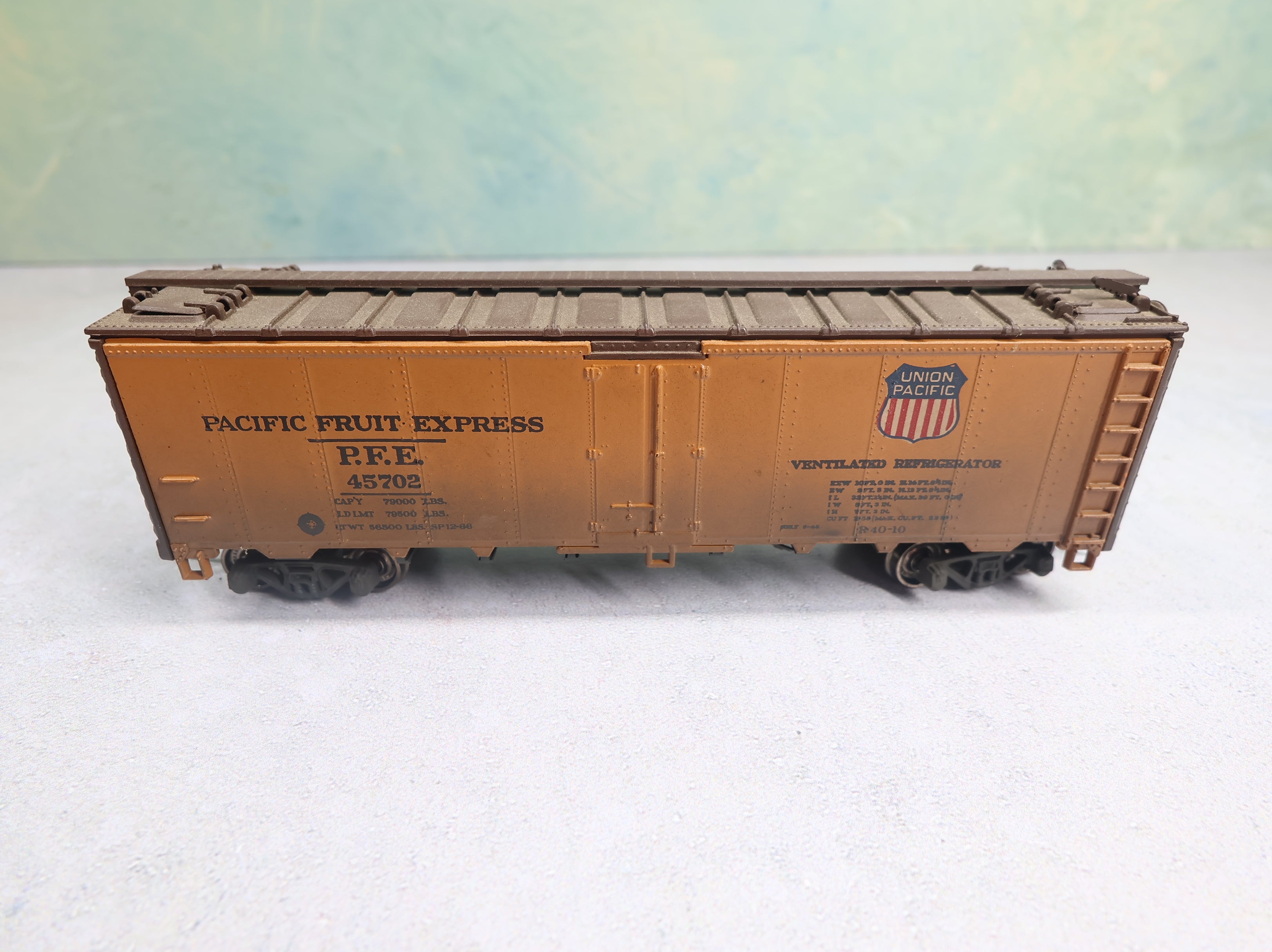 USED Athearn HO Scale 40' Reefer Box Car Pacific Fruit Express PFE #45702 Weathered