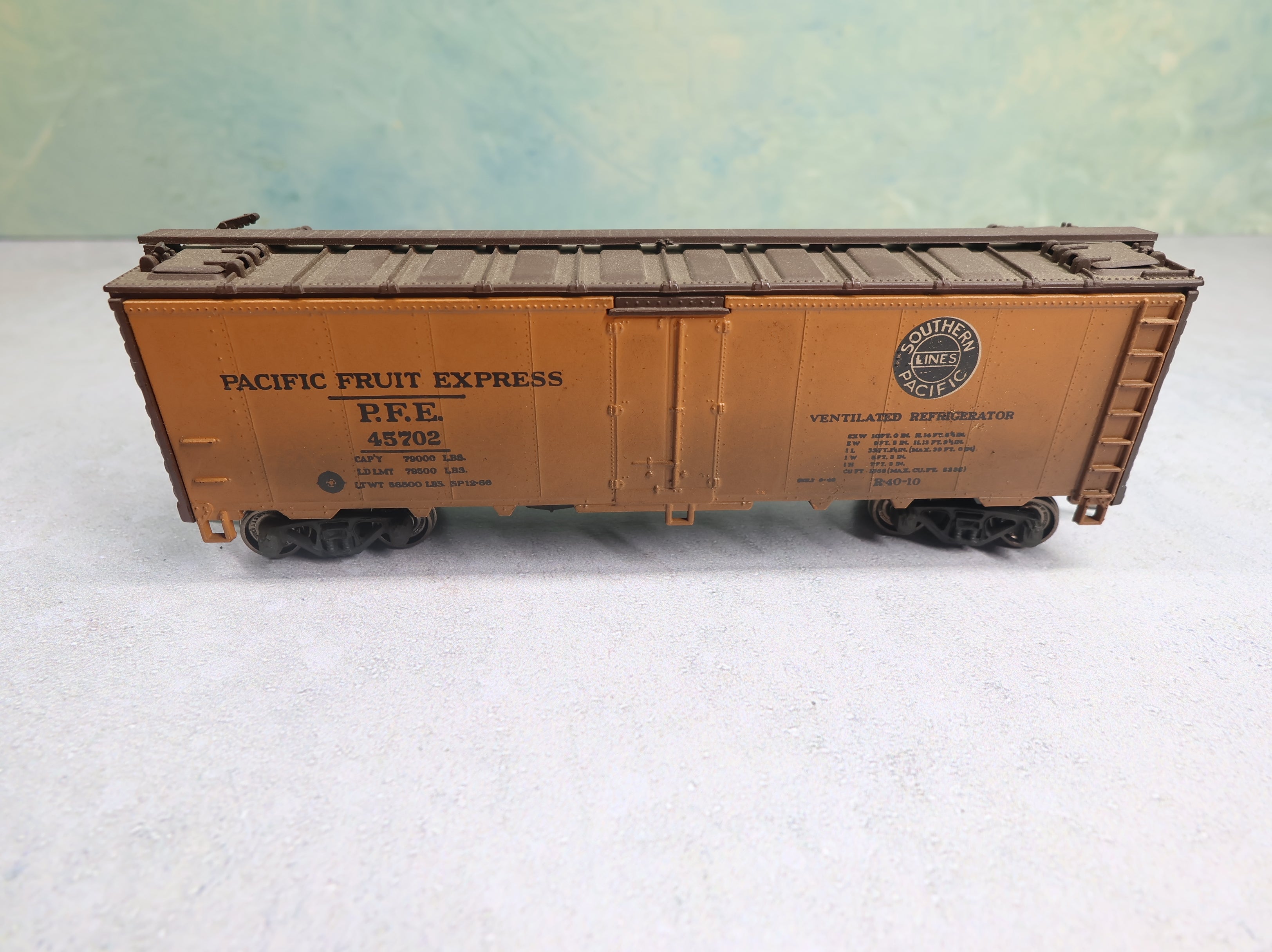 USED Athearn HO Scale 40' Reefer Box Car Pacific Fruit Express PFE #45702 Weathered