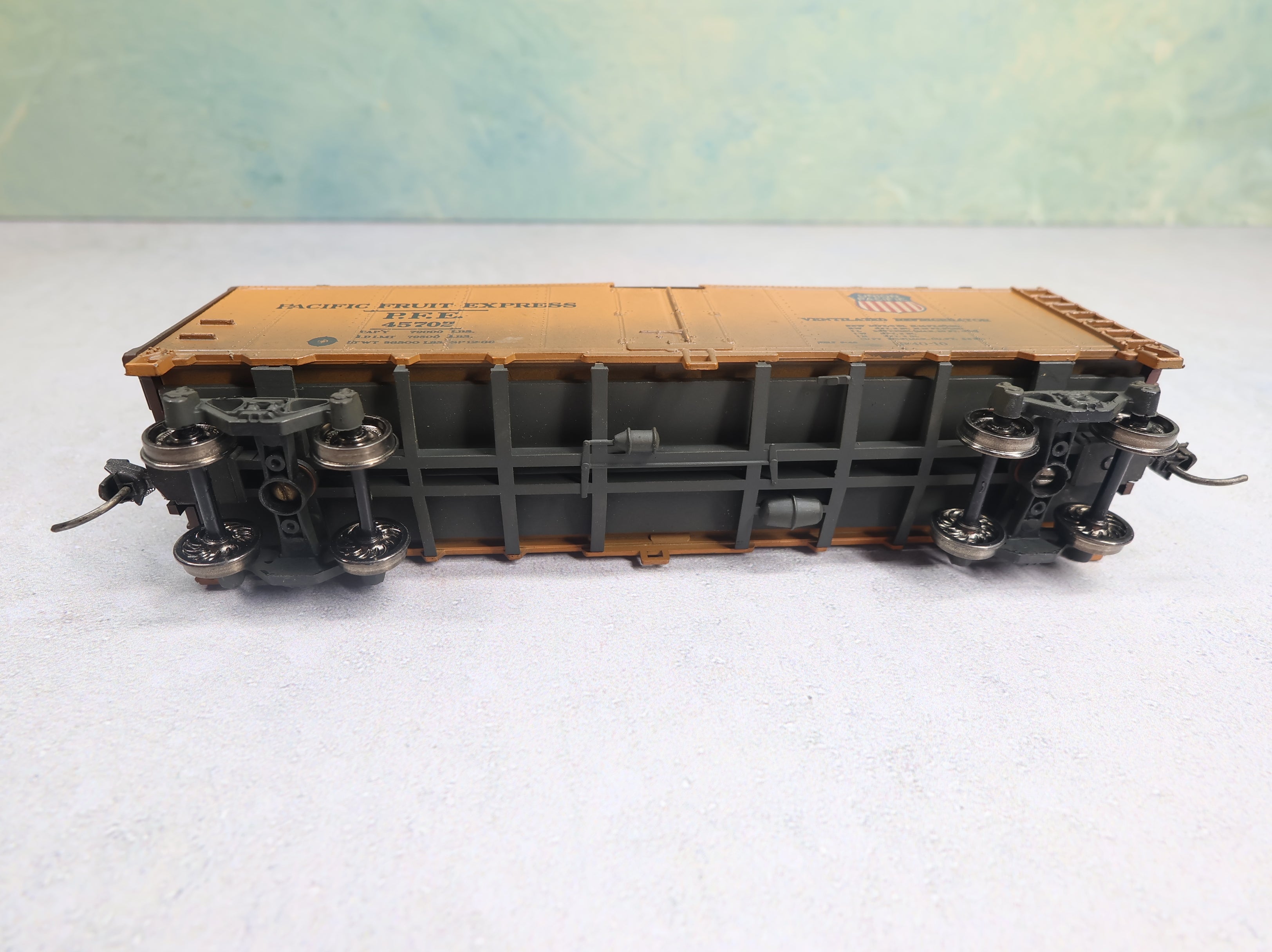 USED Athearn HO Scale 40' Reefer Box Car Pacific Fruit Express PFE #45702 Weathered