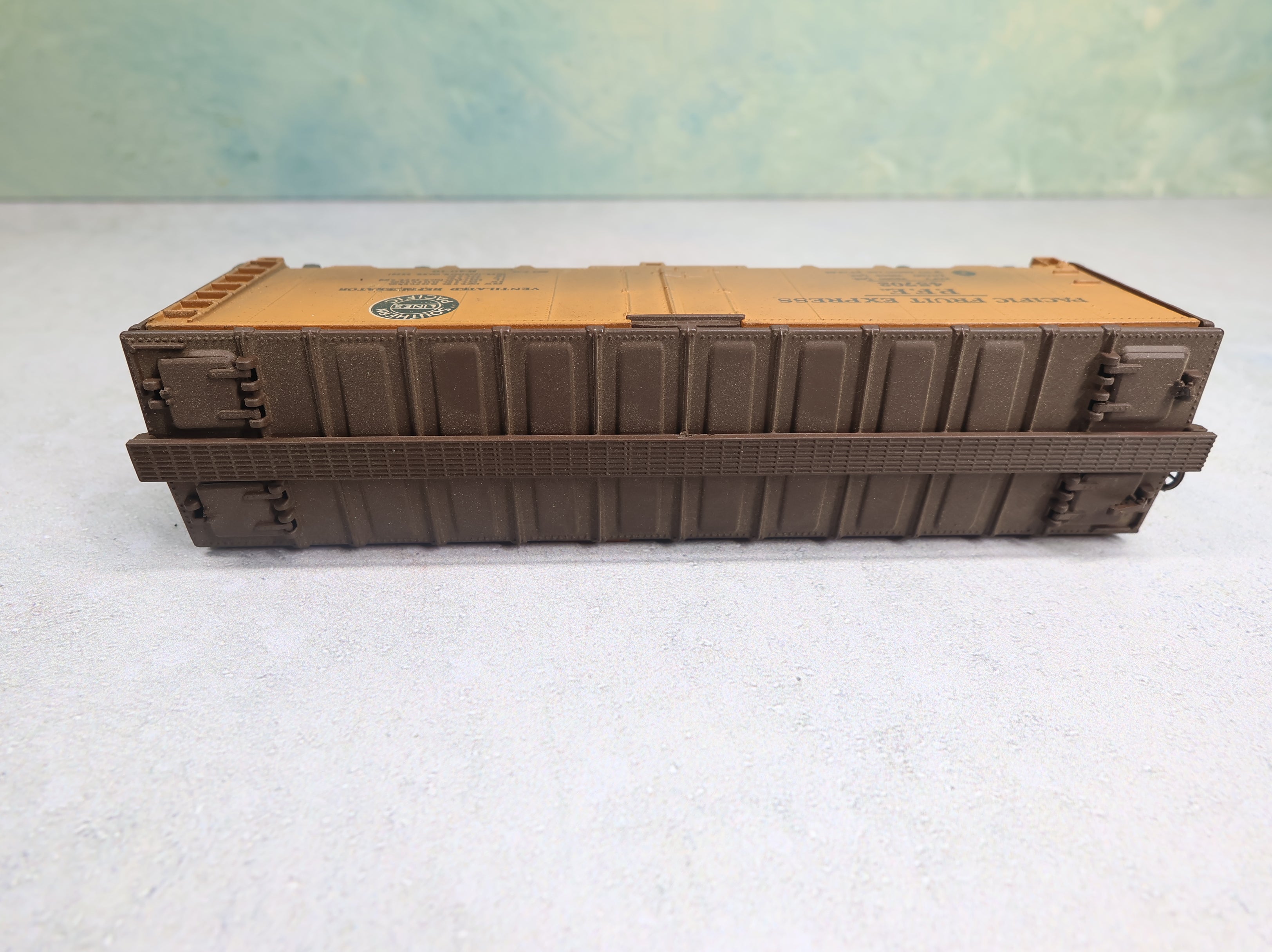 USED Athearn HO Scale 40' Reefer Box Car Pacific Fruit Express PFE #45702 Weathered