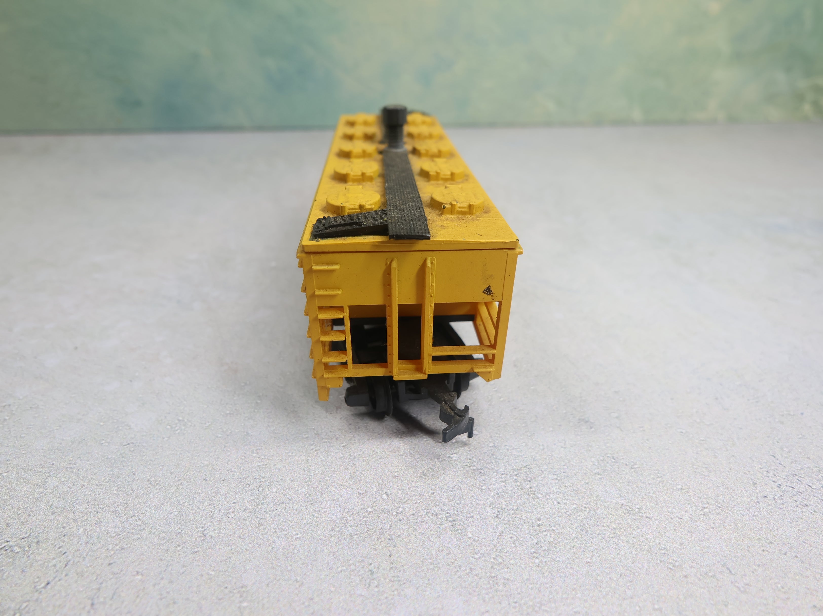 USED AHM HO Scale Covered Hopper Track Cleaning Car Atlantic Sugar ATSX #5601