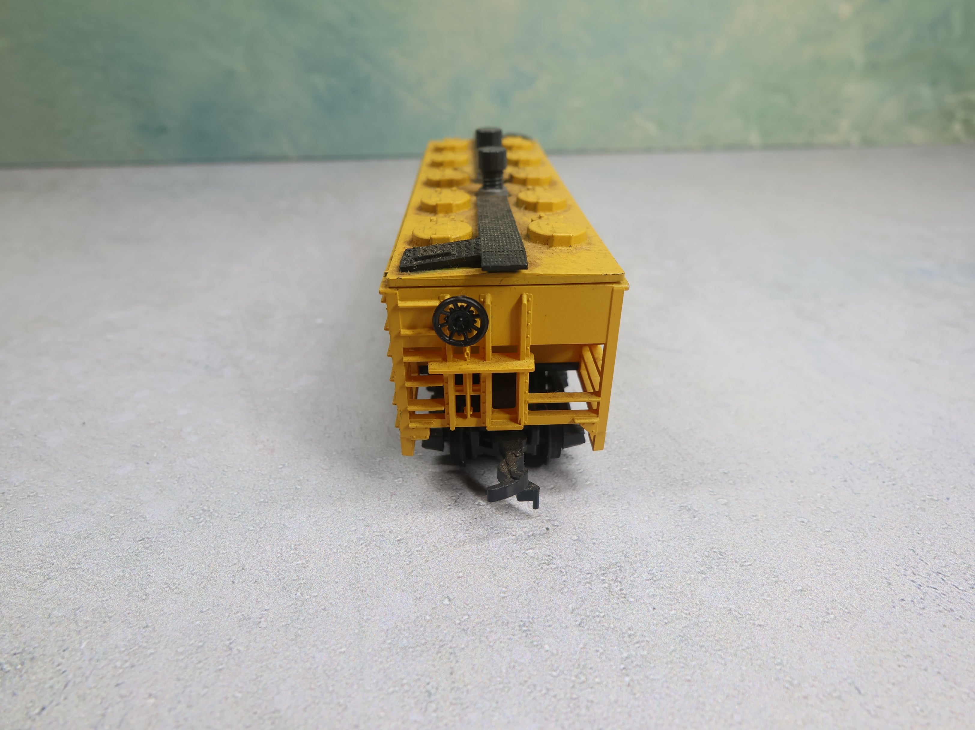 USED AHM HO Scale Covered Hopper Track Cleaning Car Atlantic Sugar ATSX #5601