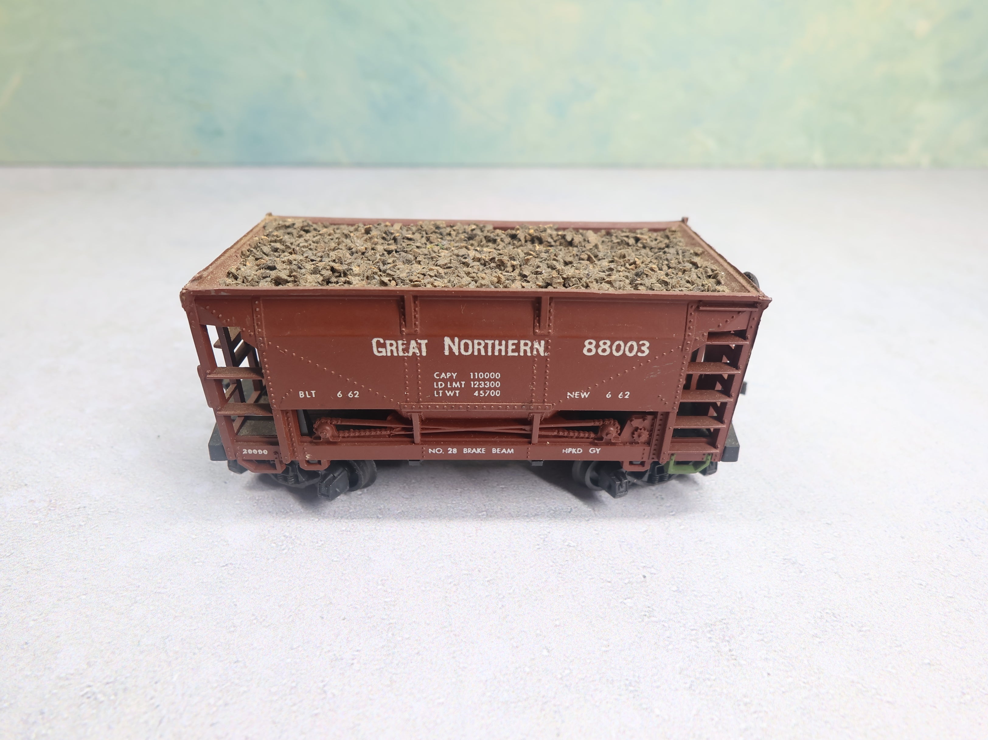 USED AHM HO Scale Ore Car Great Northern #88003 w/ Load