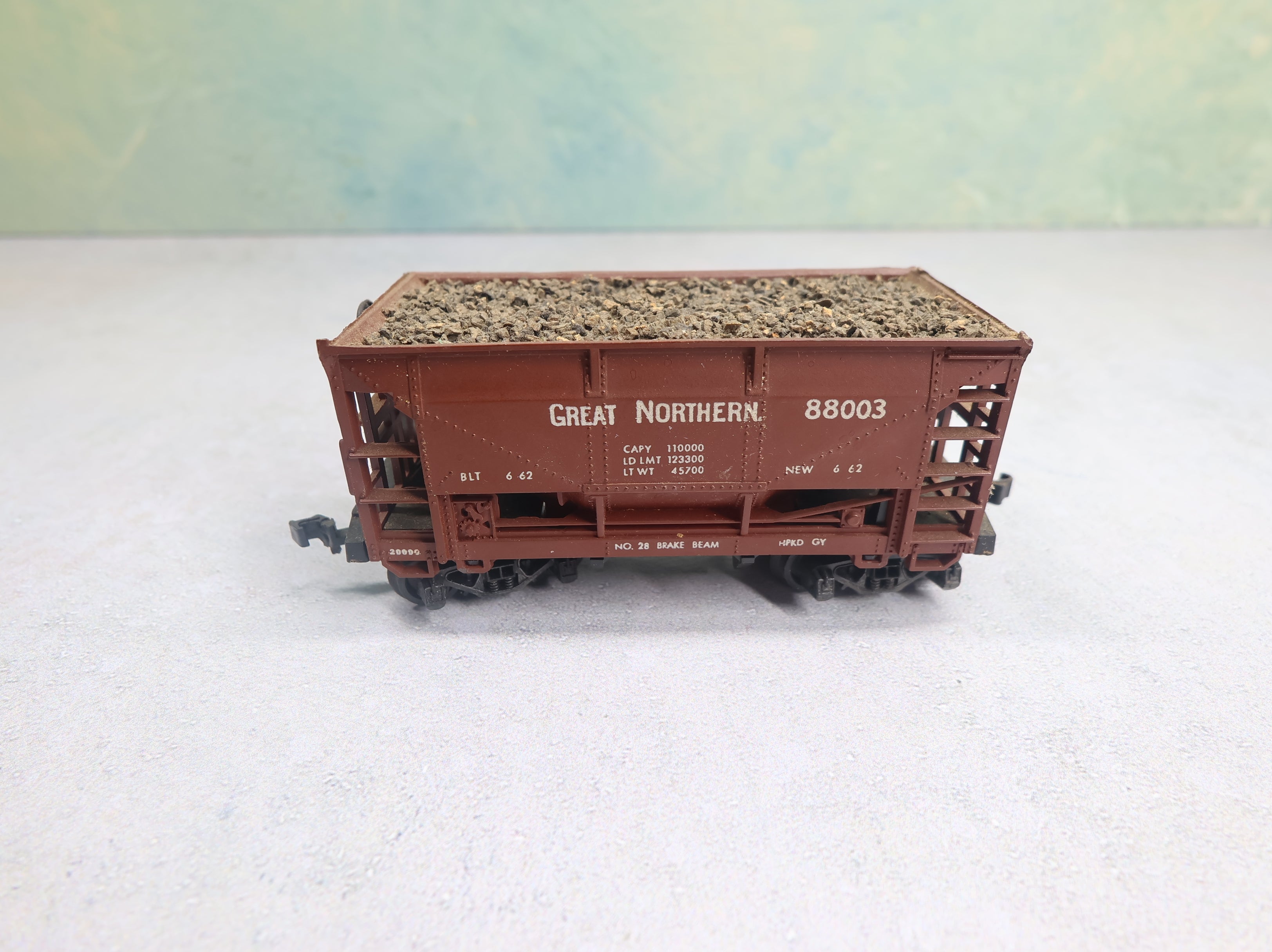 USED AHM HO Scale Ore Car Great Northern #88003 w/ Load