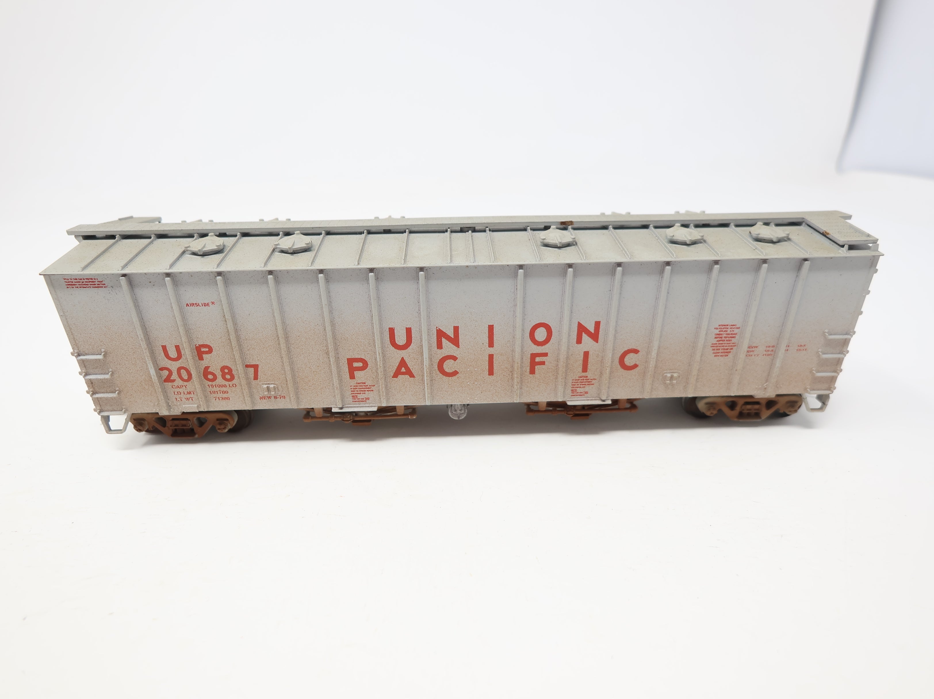 USED Walthers HO Scale 50' Airslide Covered Hopper Union Pacific UP #20687 Weathered