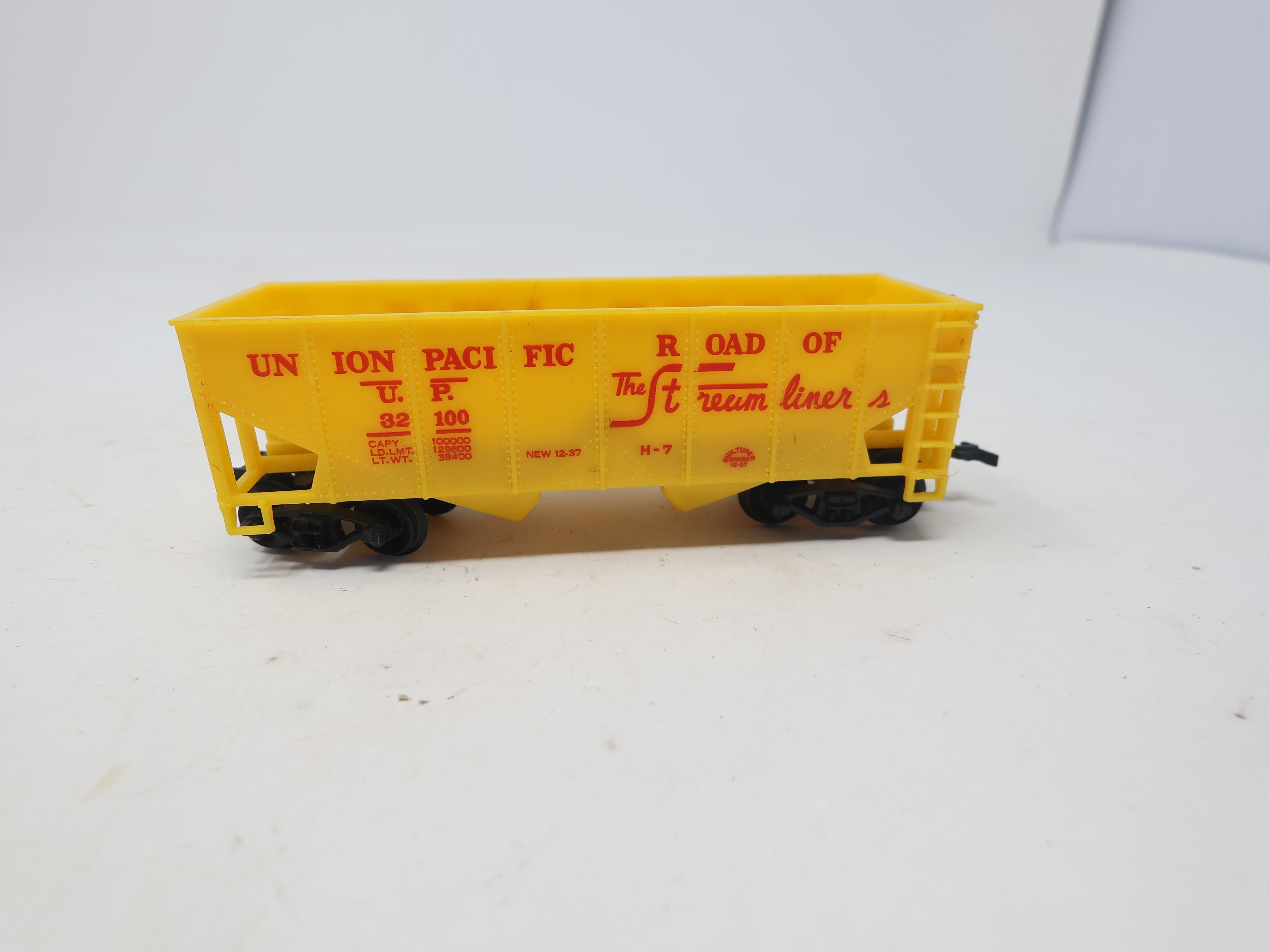 USED HO Scale, 2 Bay Hopper, Union Pacific UP #32100