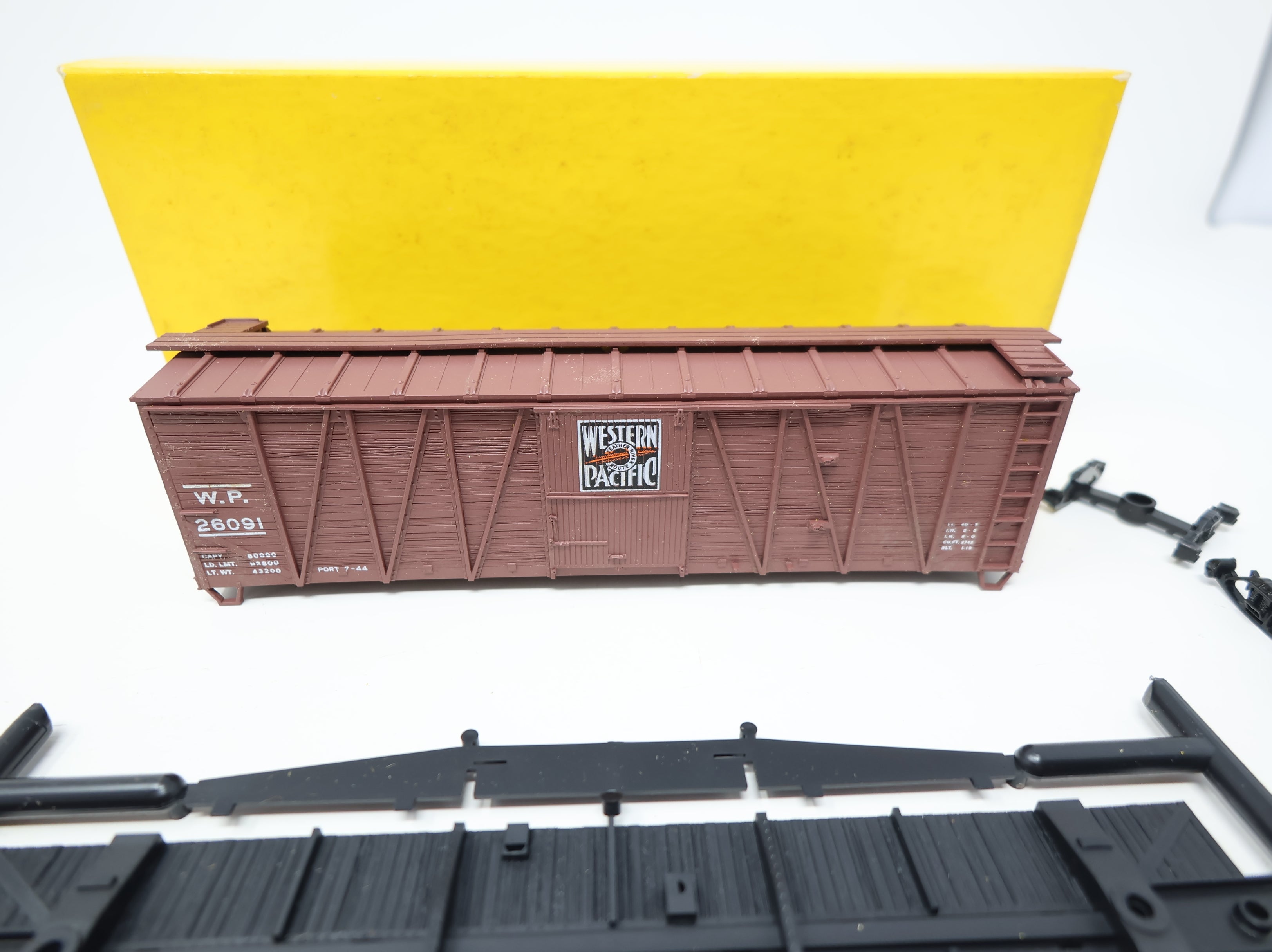 USED Accurail 4001 HO Scale 40' Box Car Wood Ends Western Pacific WP #26091 KIT