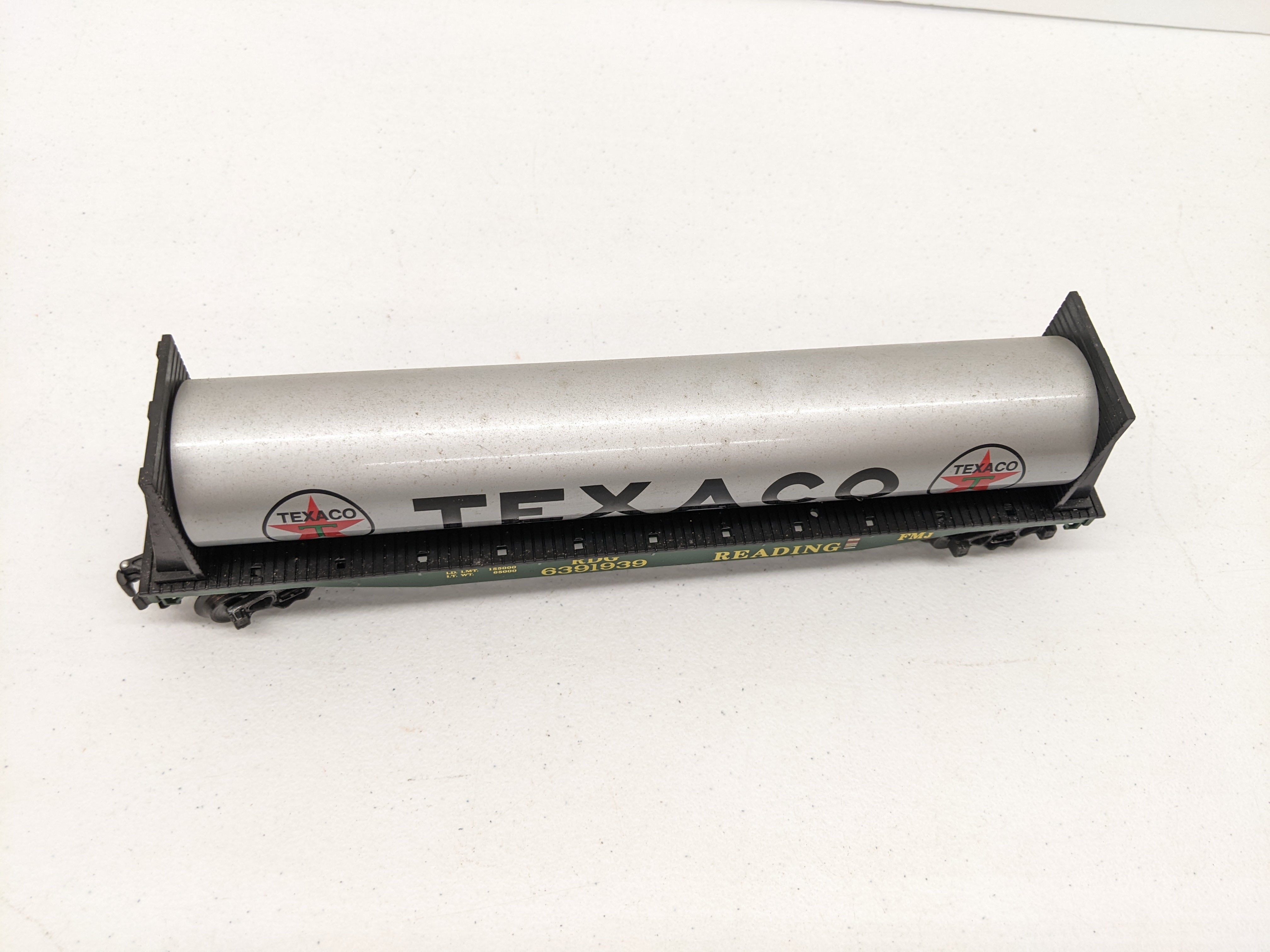 USED K-LINE K691-1934 O Scale, Bulkhead Flat Car with Texaco Tank, Reading RDG #6391939