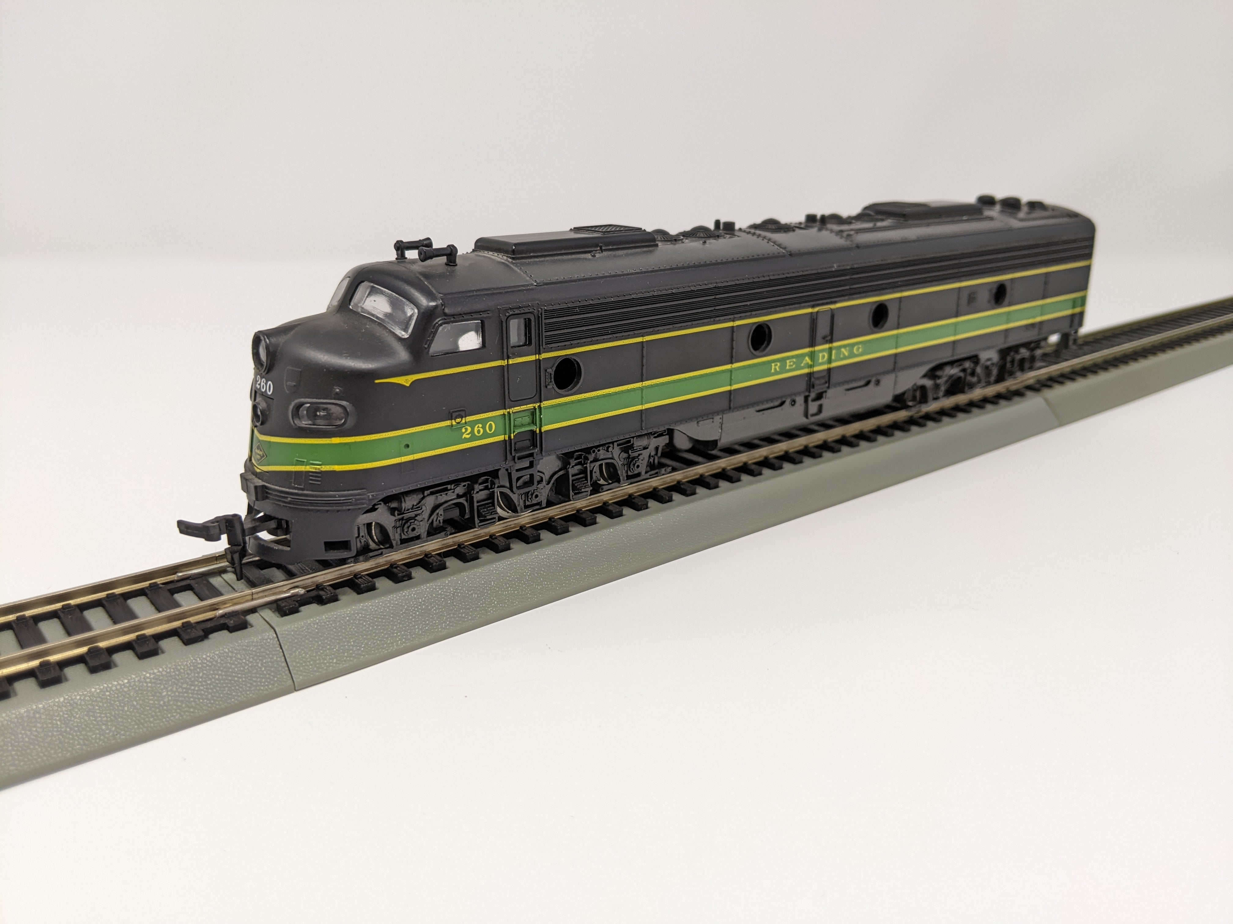 USED Rivarossi HO Scale, E8 Diesel Locomotive, Reading #260 (DC)