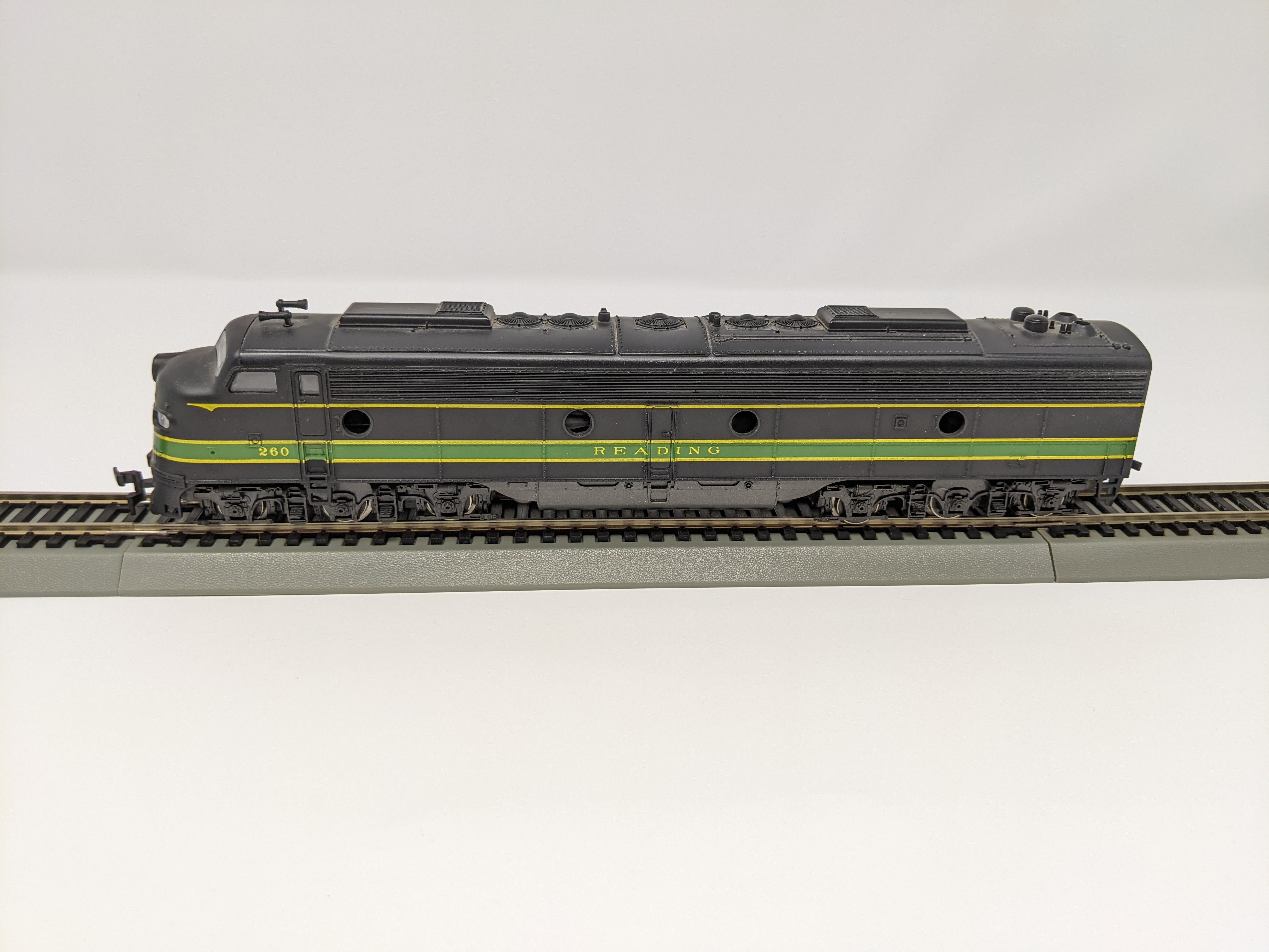 USED Rivarossi HO Scale, E8 Diesel Locomotive, Reading #260 (DC)